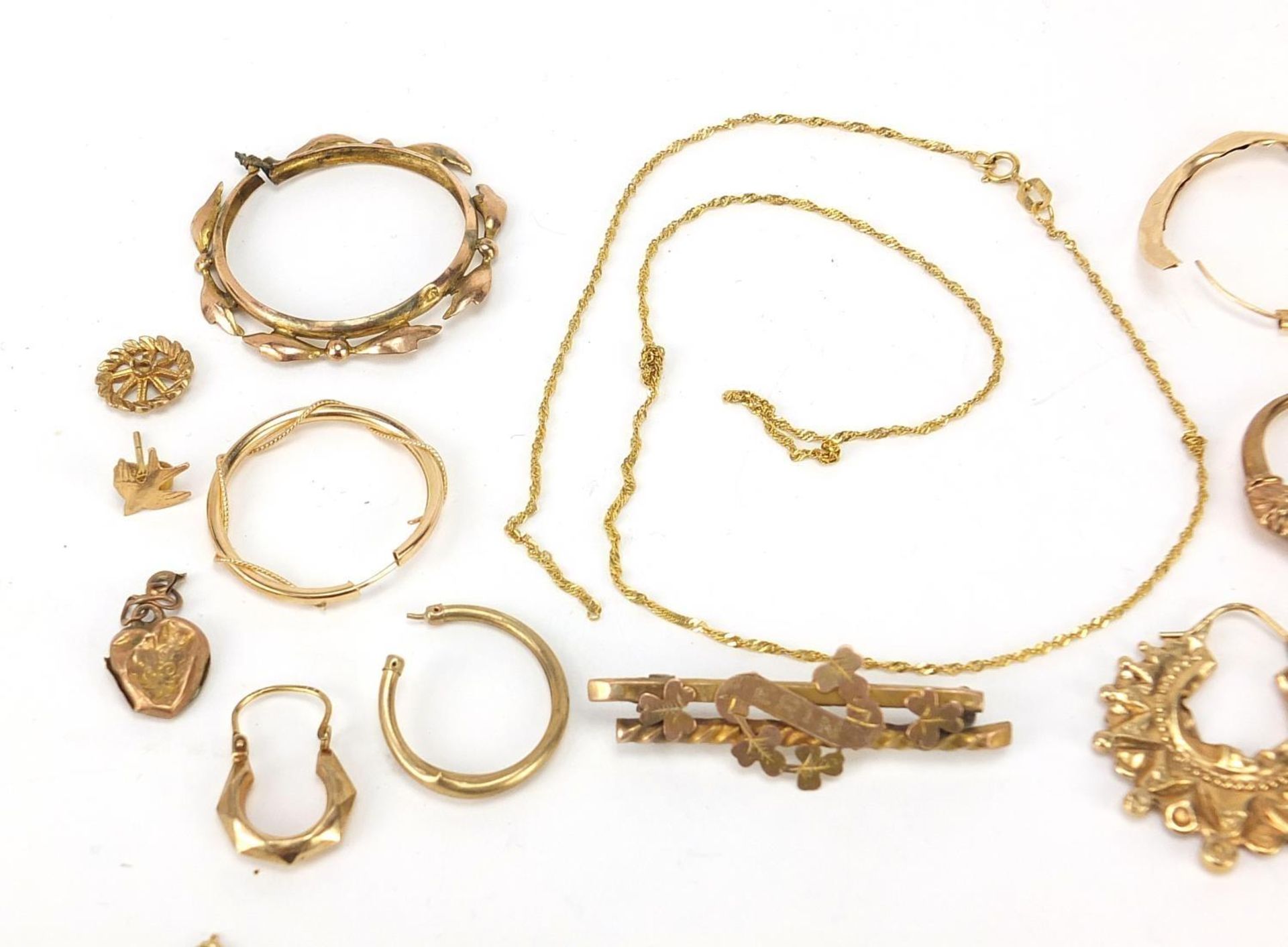 9ct gold jewellery including earrings, necklaces, Victorian bar brooch and 14ct gold fountain pen - Image 2 of 9