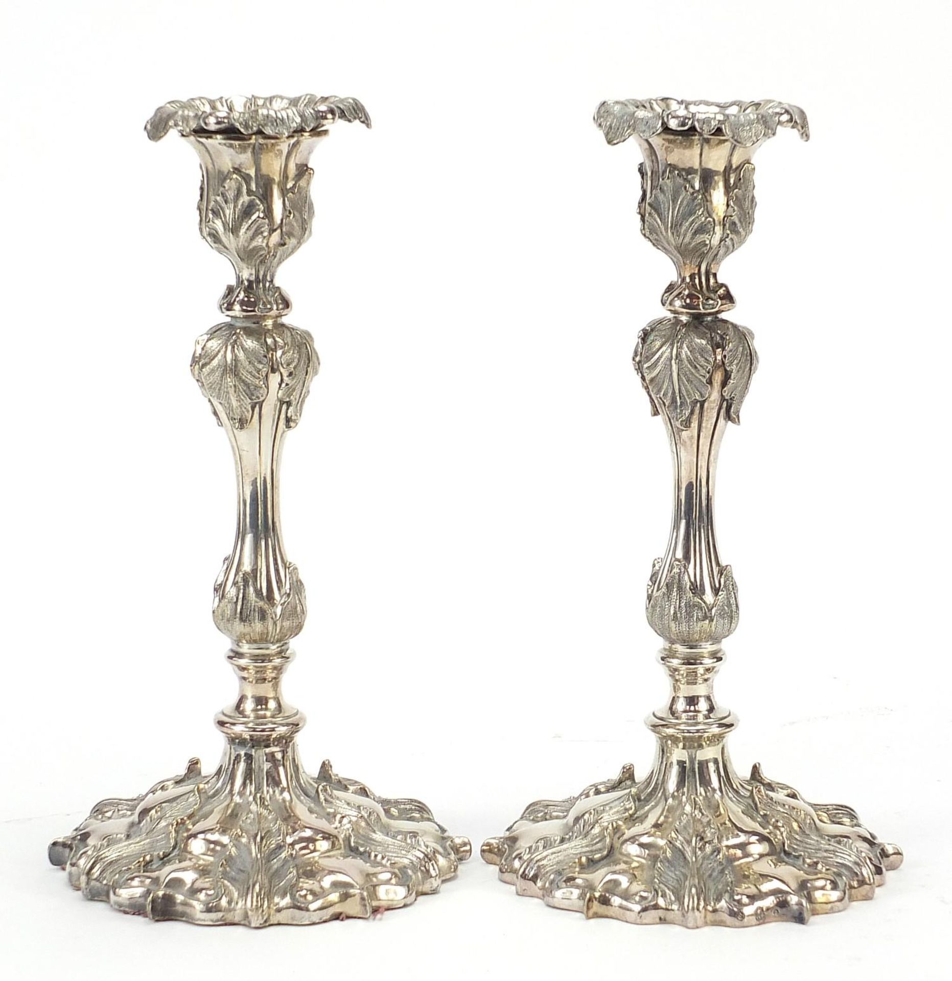 Pair of 19th century classical silver plated acanthus leaf candlesticks, each 25.5cm high - Bild 2 aus 5