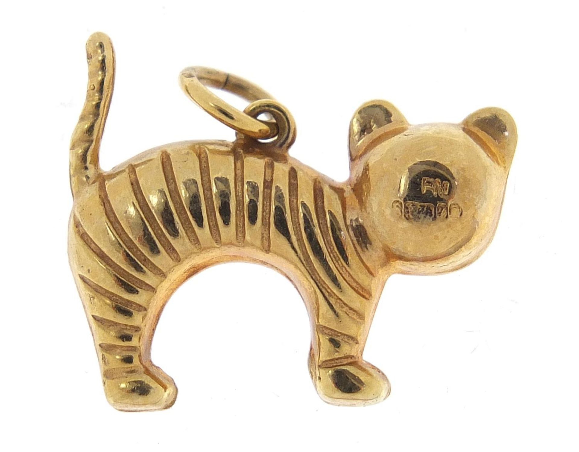 9ct gold cat charm, 2cm in length, 1.6g - Image 2 of 3