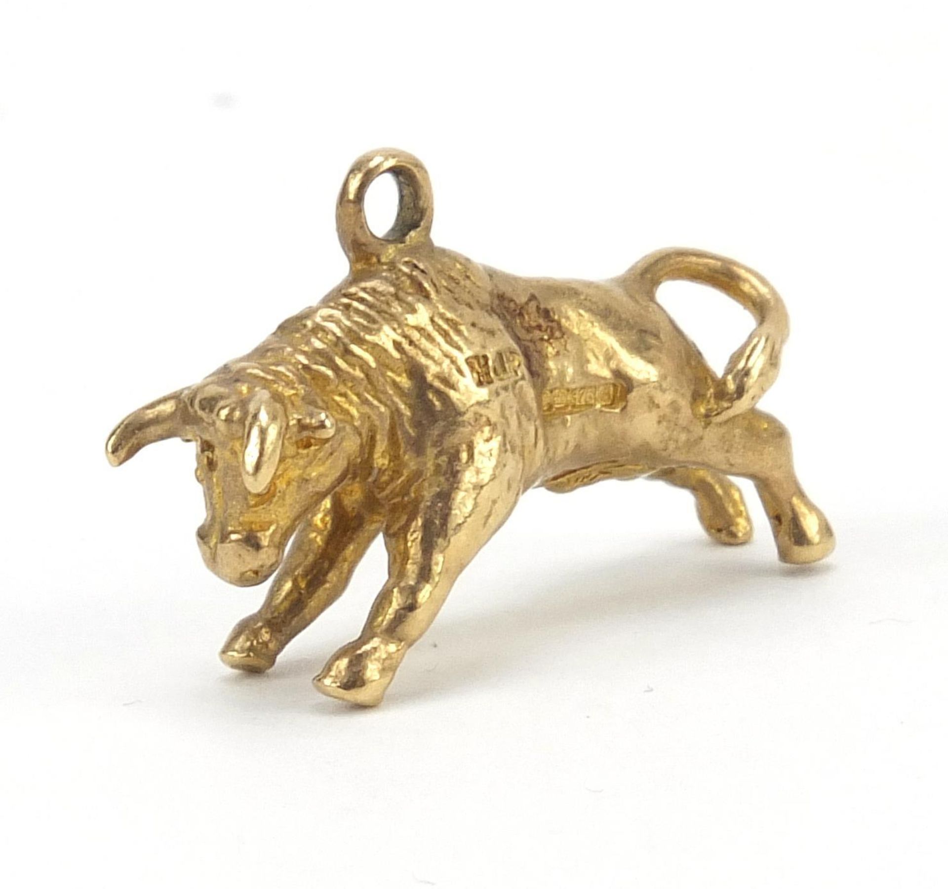 Heavy 9ct gold bull charm, 2.3cm in length, 7.2g