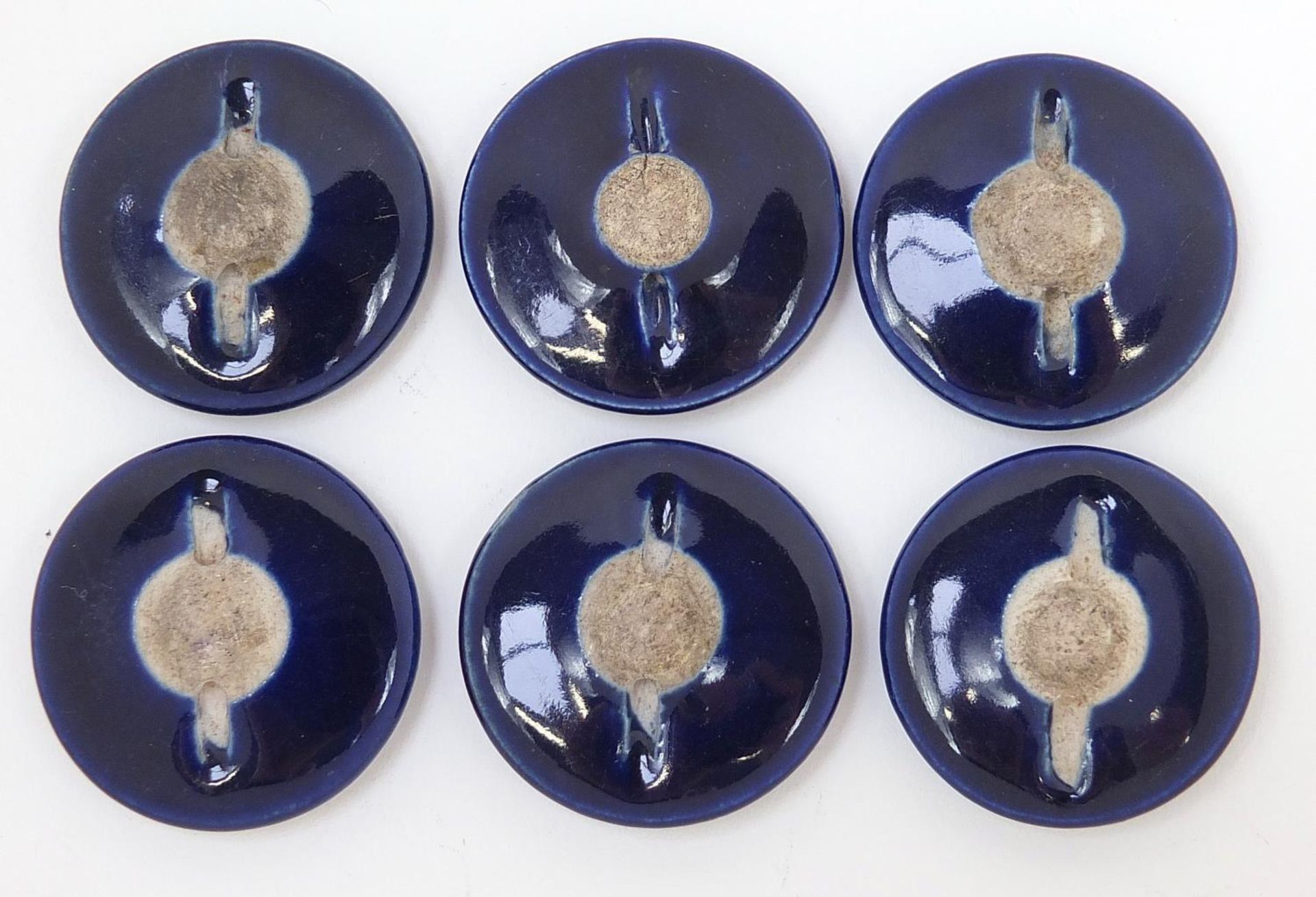 Set of six Japanese Satsuma pottery buttons, each hand painted with a bird amongst bamboo grove, - Bild 2 aus 2