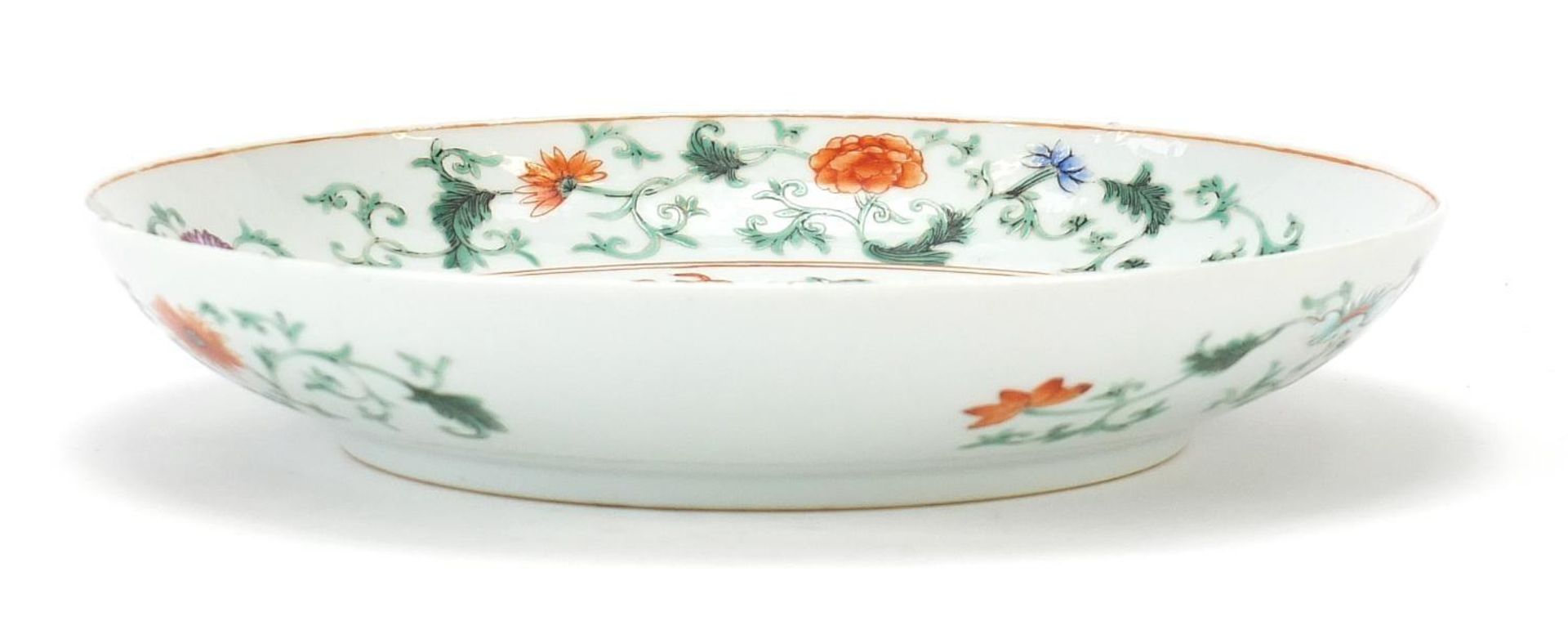 Chinese porcelain shallow dish finely hand painted in the famille verte palette with two dragons - Image 4 of 7