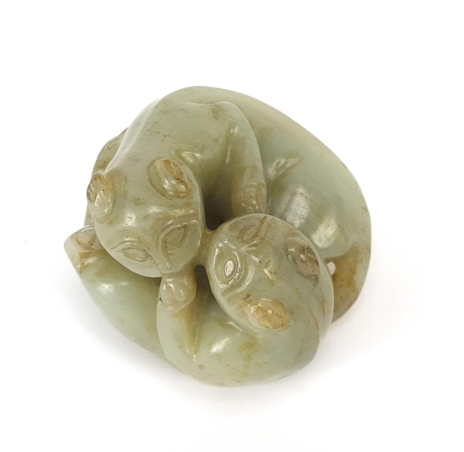 Good Chinese celadon and russet jade carving of two mythical animals, 4.5cm wide - Image 5 of 6