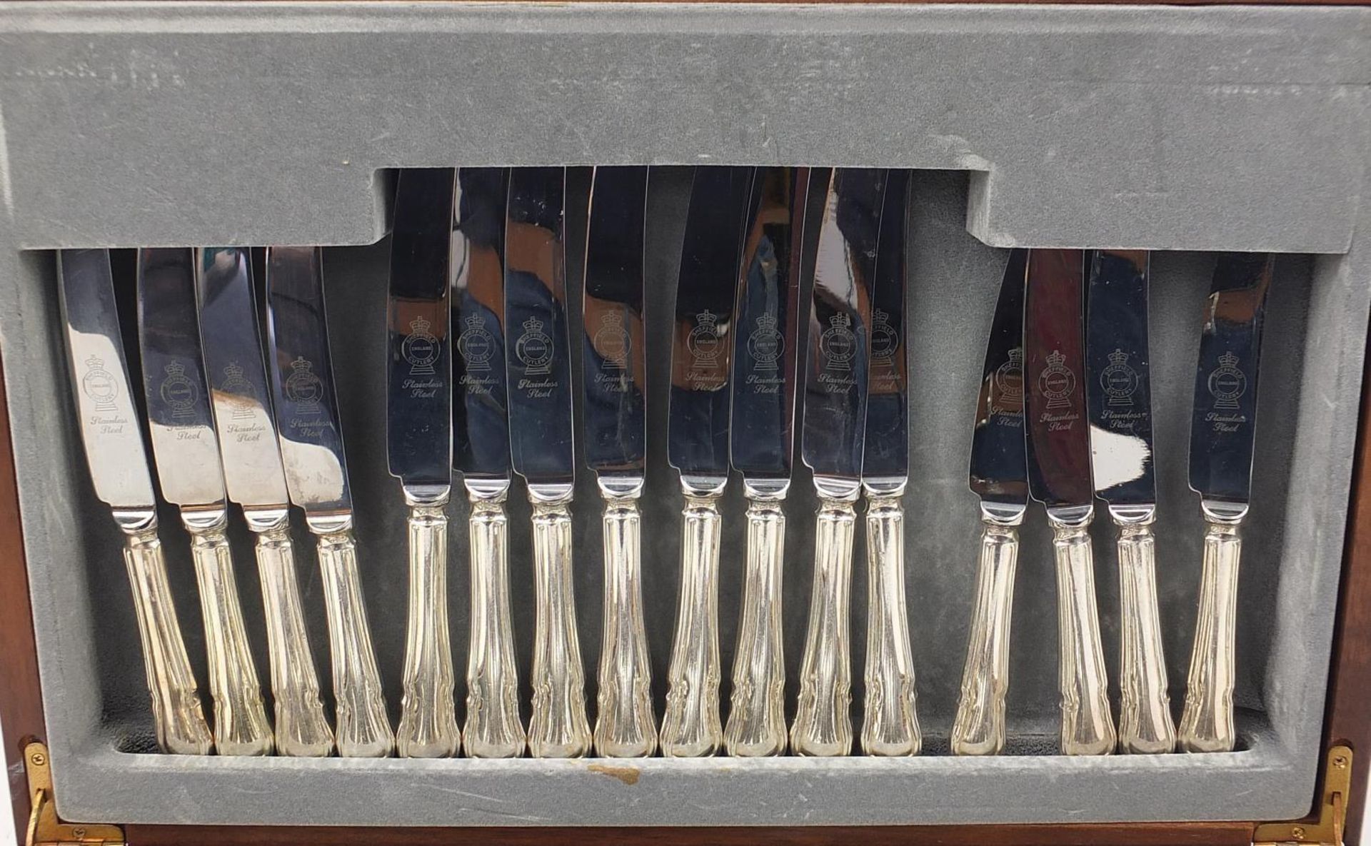 Eight place canteen of Sheffield silver plated cutlery housed in a mahogany canteen, the case 45.5cm - Image 2 of 7