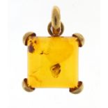 9ct gold amber pendant, 25mm high, 2.5g