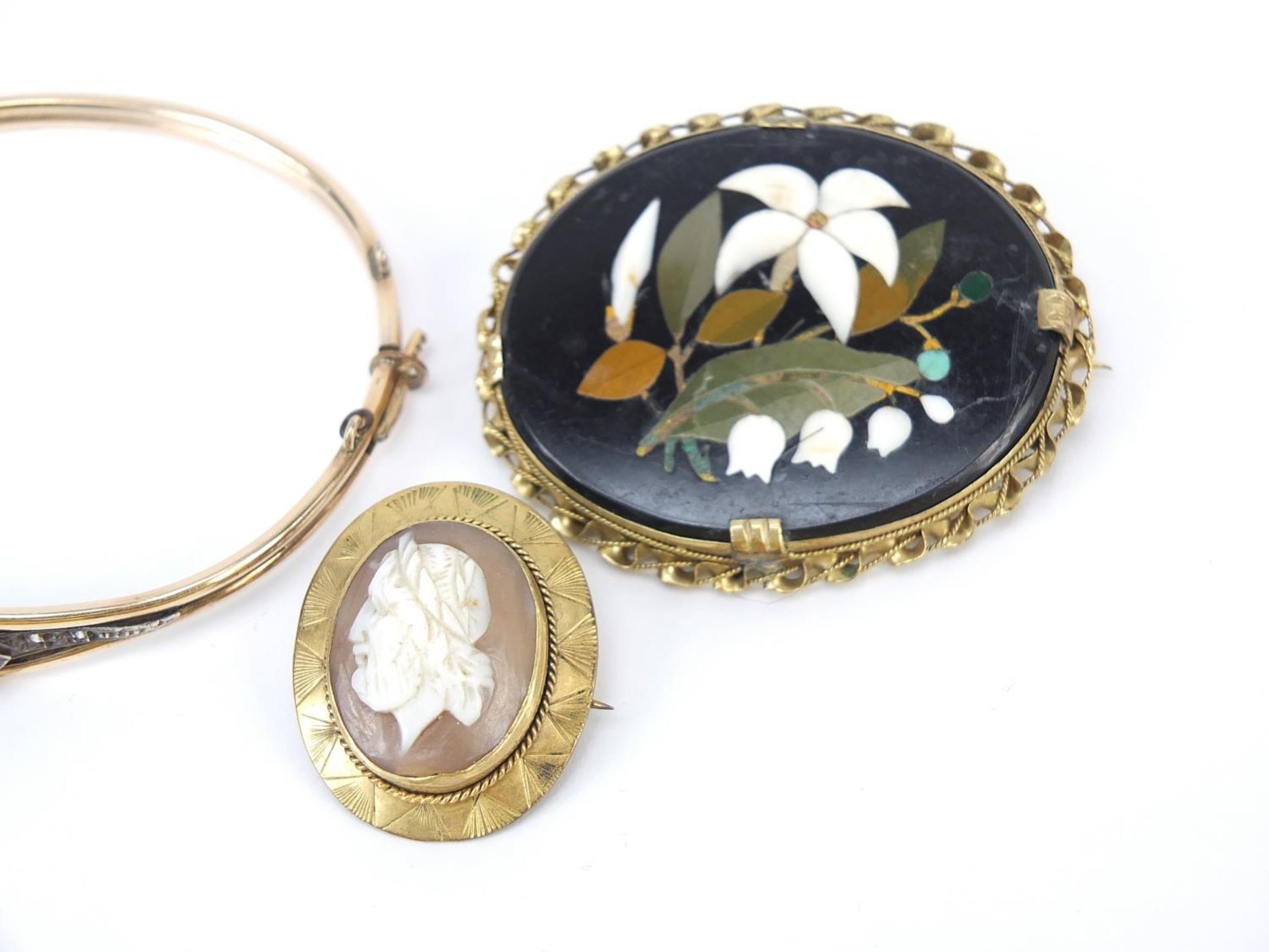 Antique jewellery comprising a pietra dura brooch, cameo brooch and a black and clear sapphire - Image 3 of 4