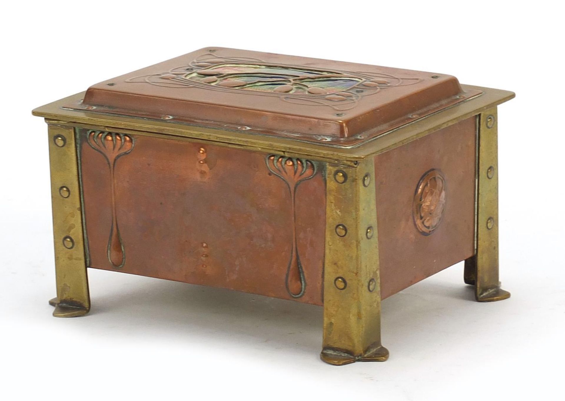 Arts & Crafts enamel, copper and brass casket with embossed floral motifs raised on four stylised - Bild 3 aus 6