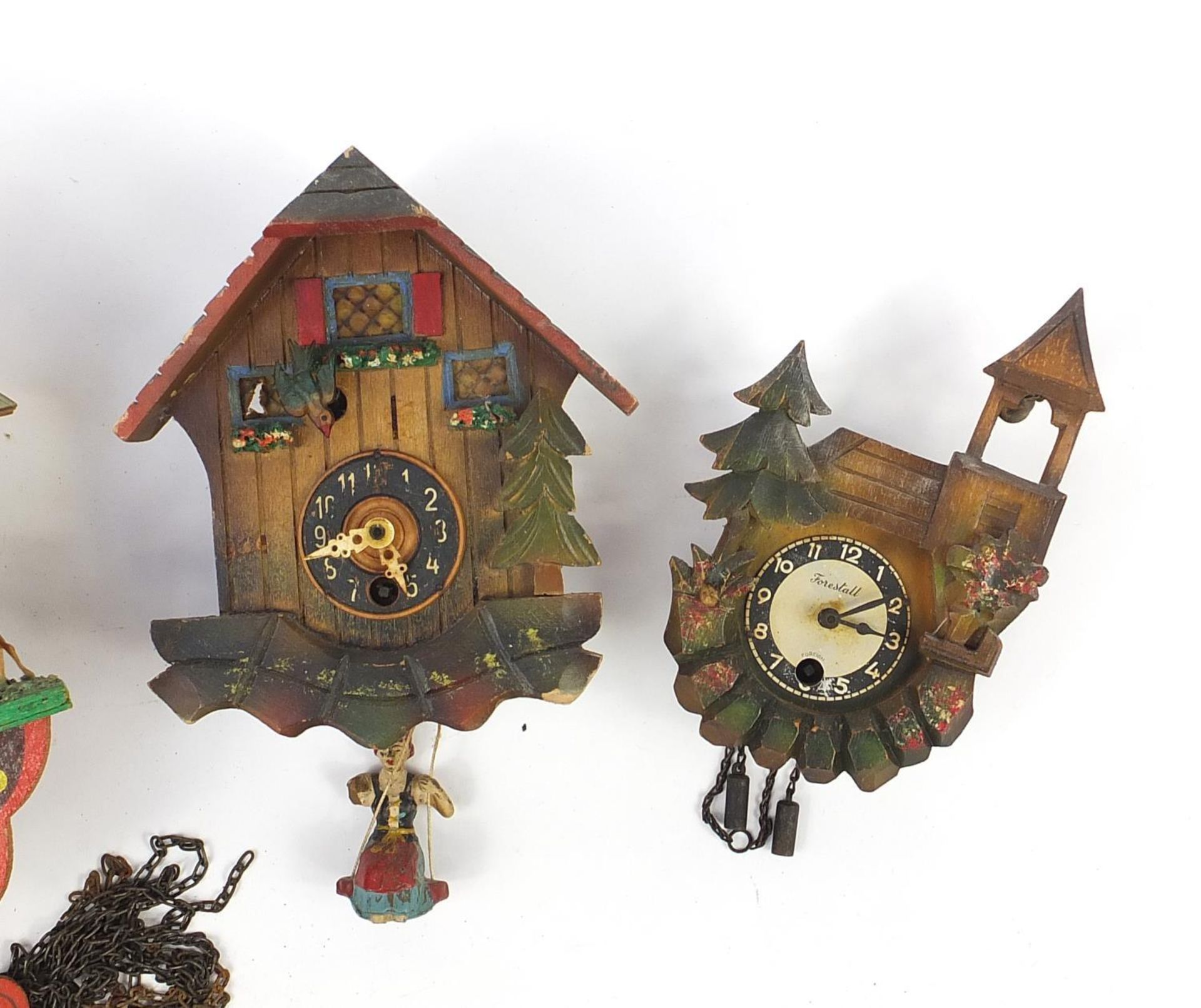 Three carved Black Forest cuckoo clocks, one with pendulum, the largest 22cm high - Bild 3 aus 4