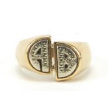 18ct gold A B initial ring, housed in a Wilshire Art Deco bakelite box, size T, 8.6g