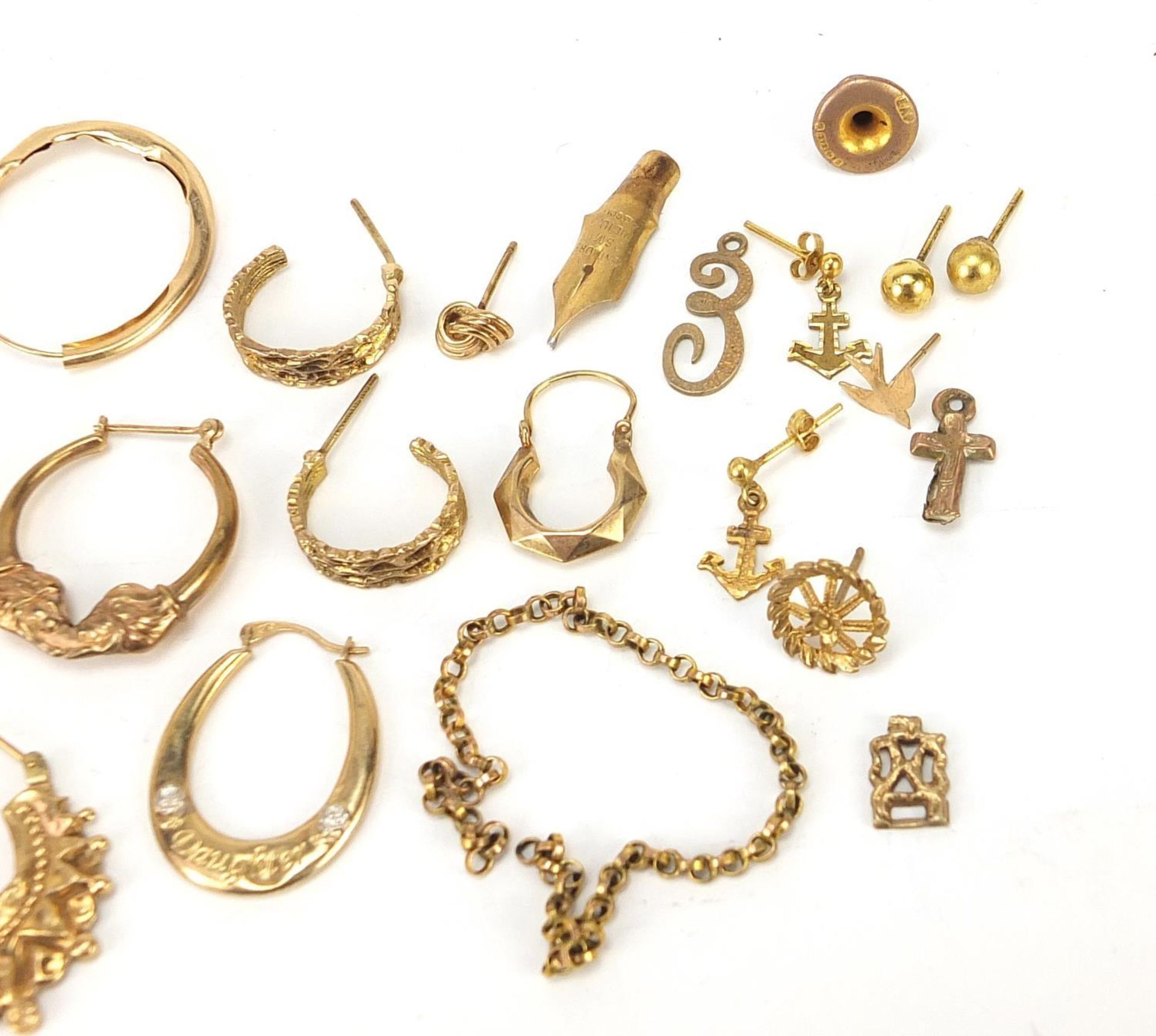 9ct gold jewellery including earrings, necklaces, Victorian bar brooch and 14ct gold fountain pen - Image 4 of 9