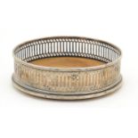 Mills & Hersey, circular silver and oak wine coaster, London 1975, 13cm in diameter, 110.5g