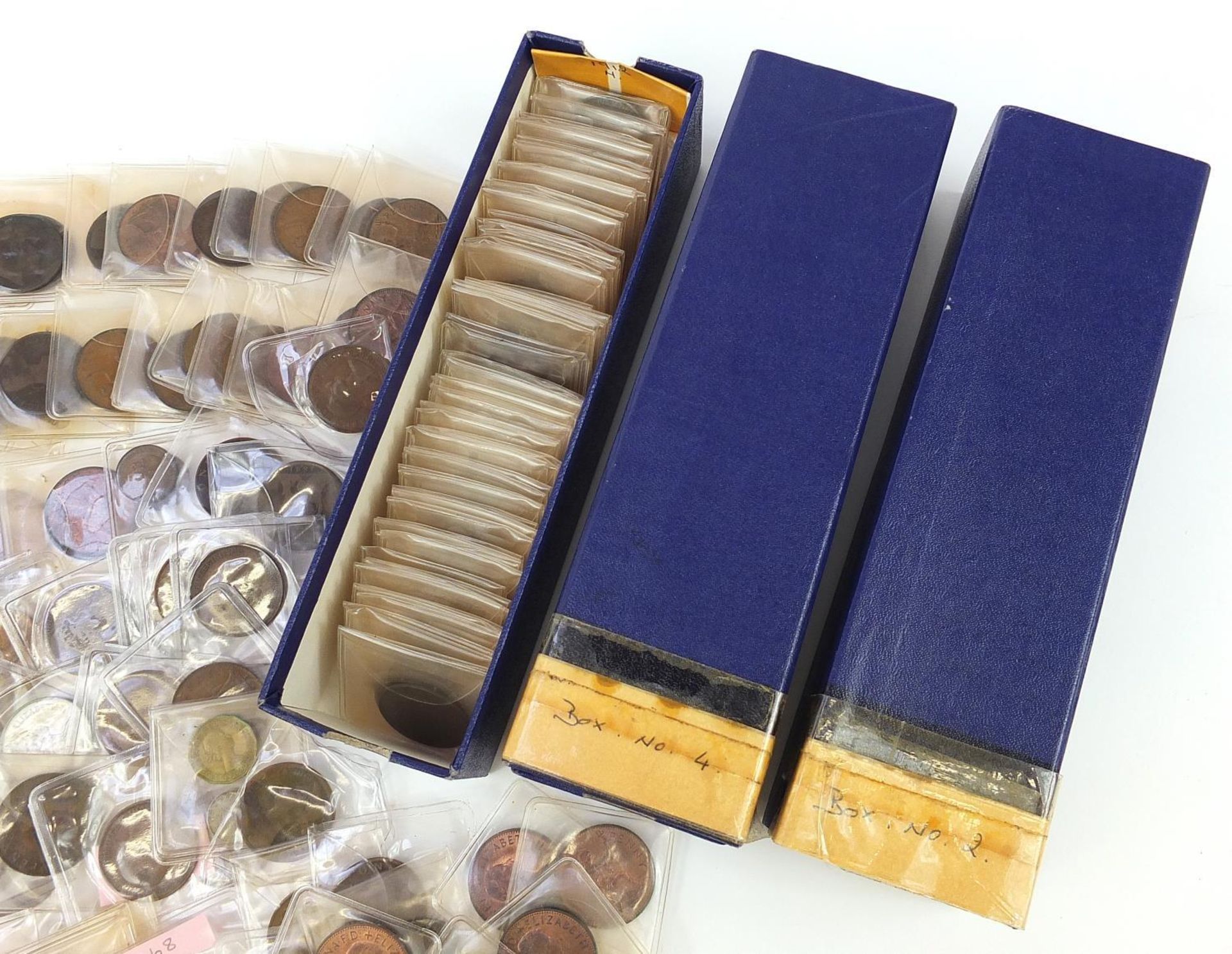 Collection of Victorian and later British coinage including pennies and farthings - Image 3 of 4