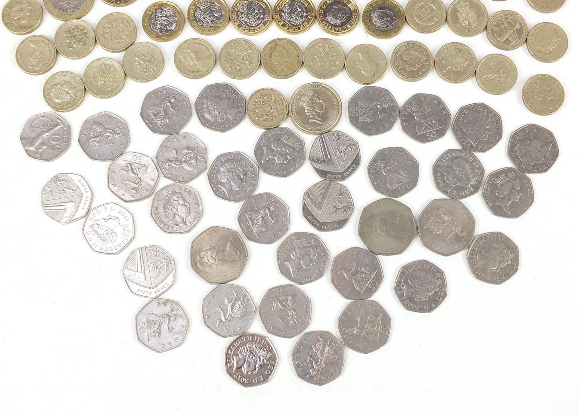 Collection of modern British coinage comprising two pounds, one pounds and fifty pence pieces - Bild 4 aus 6