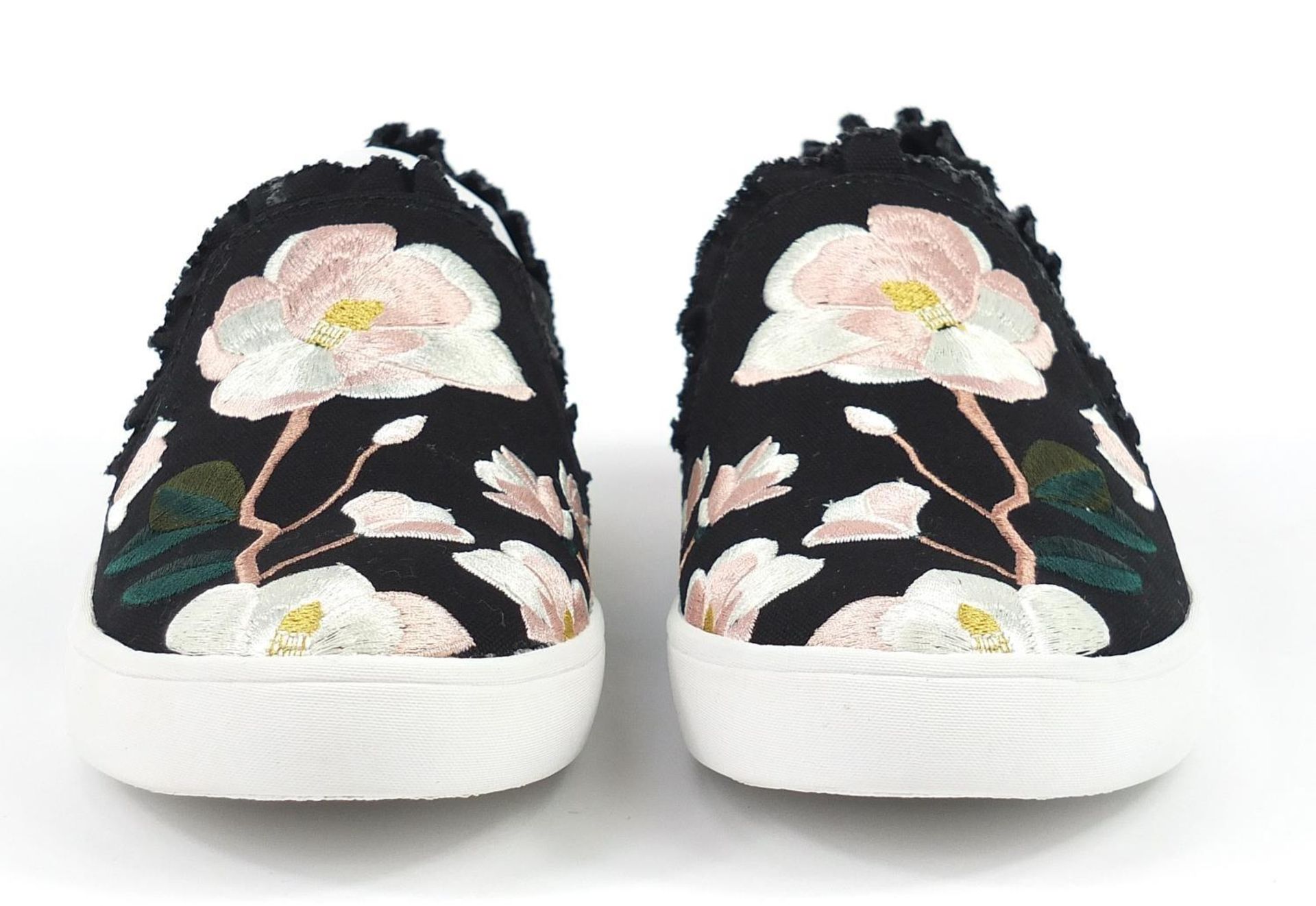 Kate Spade New York, pair of ladies' floral embroidered pumps - Image 3 of 7