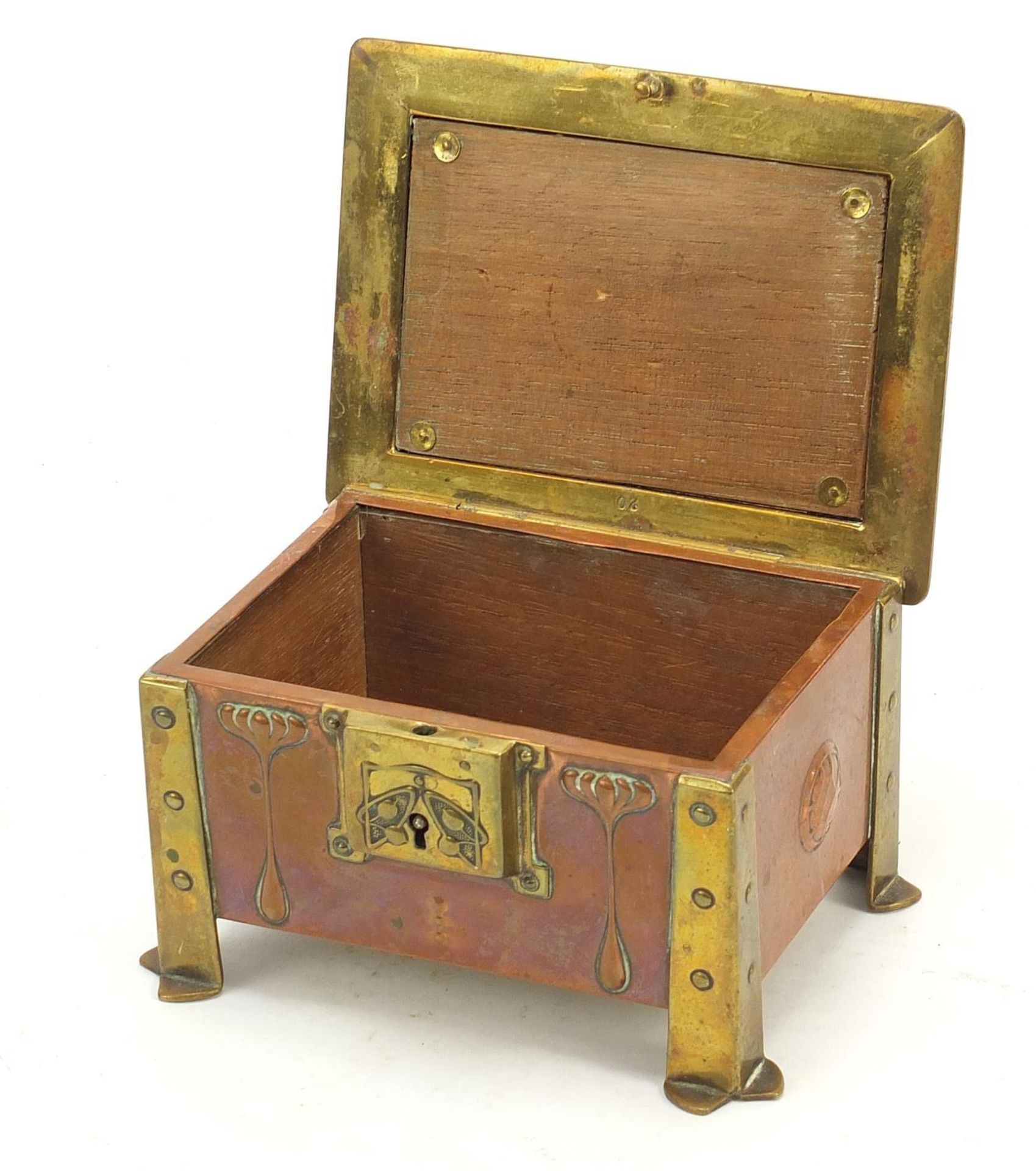 Arts & Crafts enamel, copper and brass casket with embossed floral motifs raised on four stylised - Bild 6 aus 6