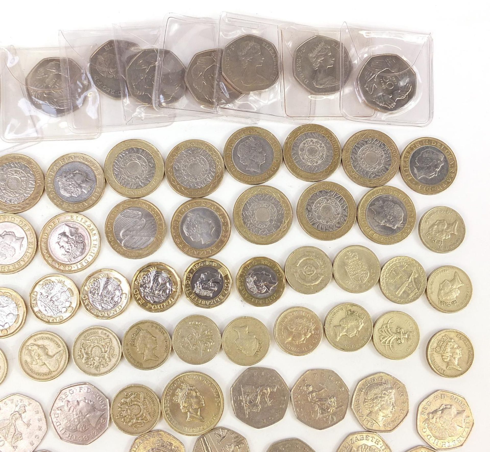 Collection of modern British coinage comprising two pounds, one pounds and fifty pence pieces - Bild 3 aus 6