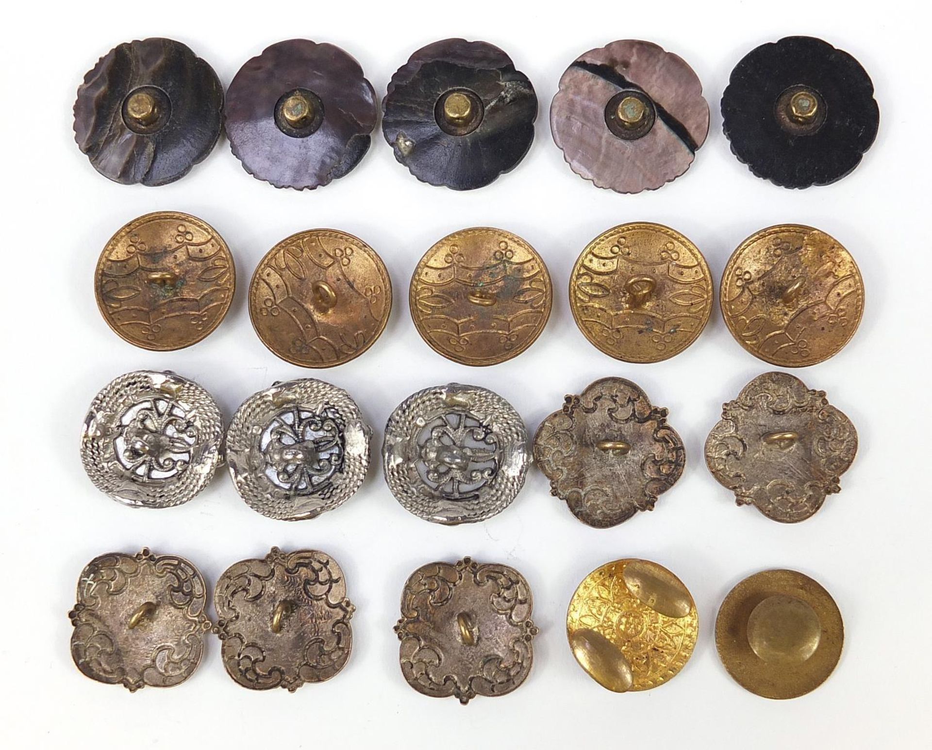 19th century and later buttons including abalone examples with turquoise coloured cabochons and some - Bild 4 aus 4