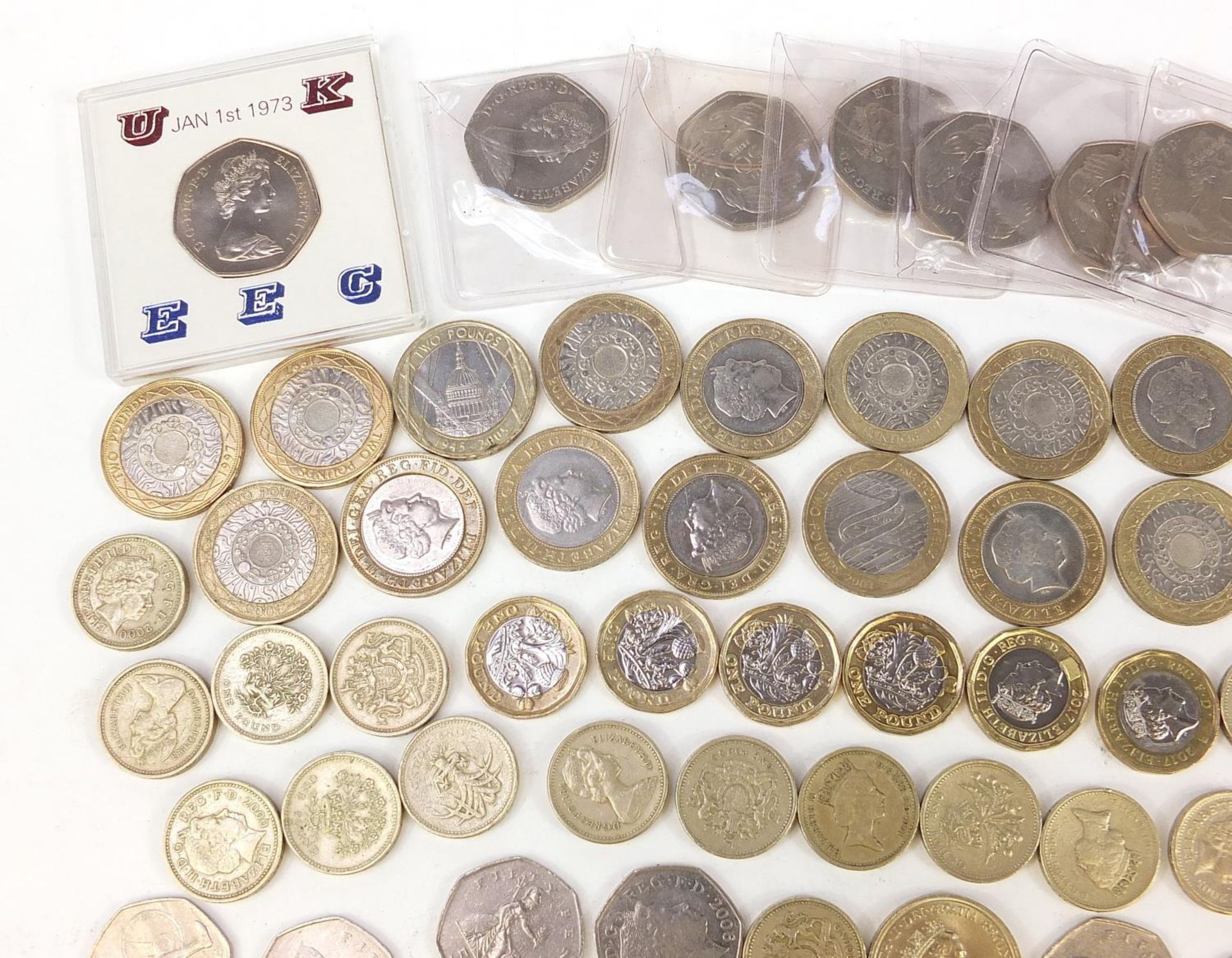 Collection of modern British coinage comprising two pounds, one pounds and fifty pence pieces - Bild 2 aus 6