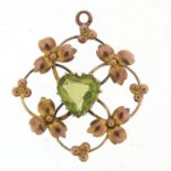 Art Nouveau 9ct gold peridot love heart pendant, 2.7cm high, 1.7g