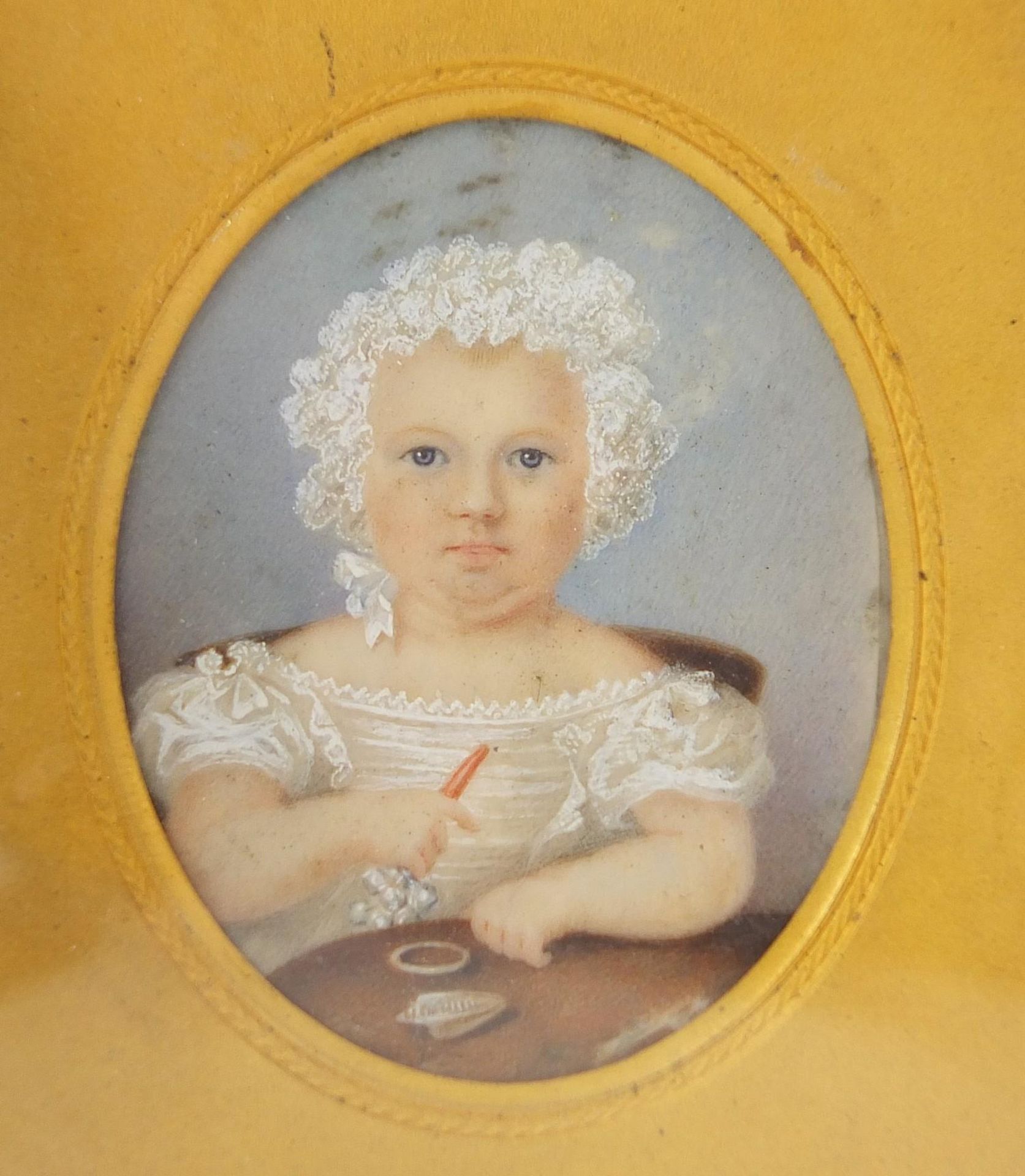 19th century oval hand painted portrait miniature of a young girl holding a rattle, housed in a - Bild 2 aus 4