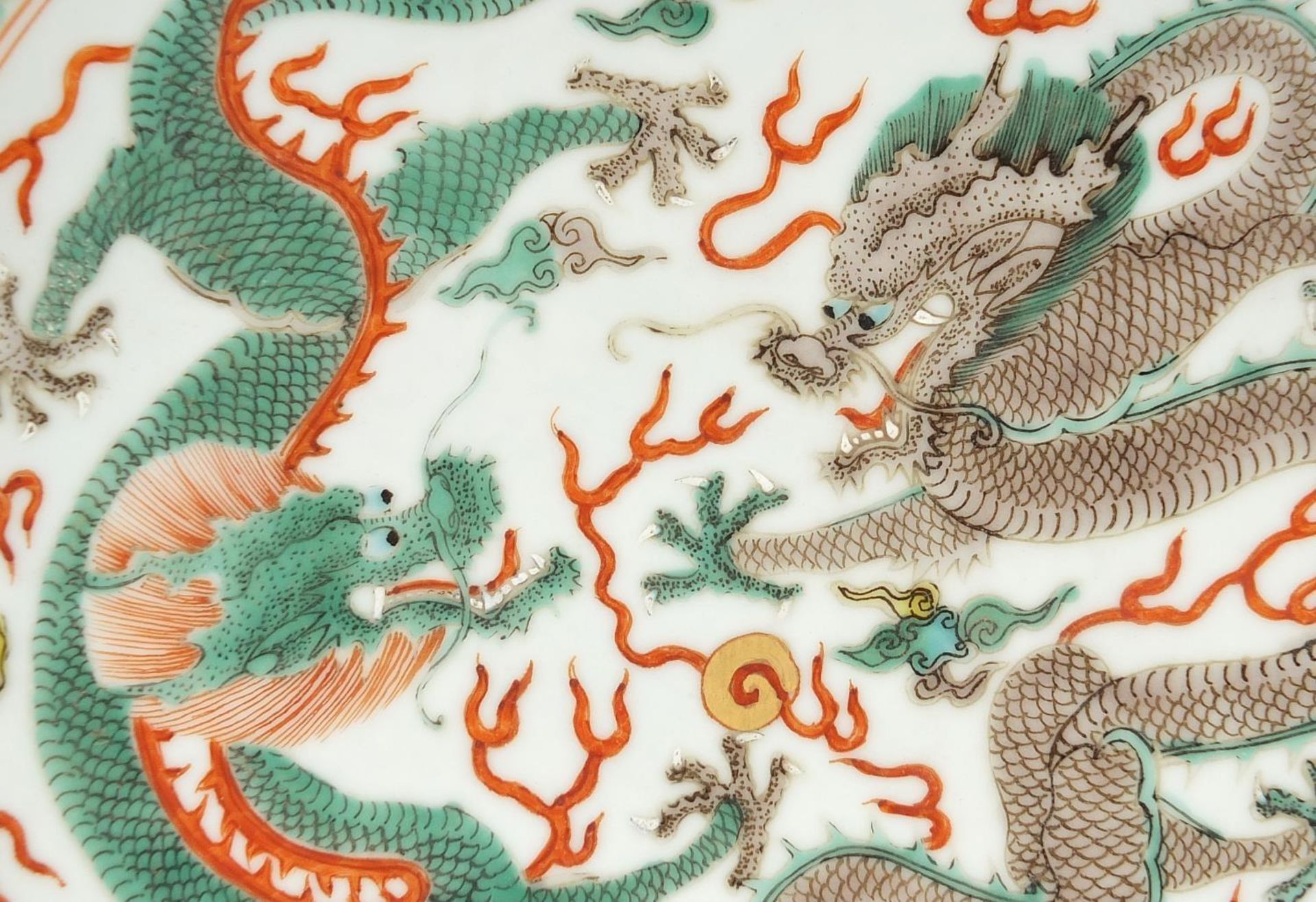 Chinese porcelain shallow dish finely hand painted in the famille verte palette with two dragons - Image 6 of 7