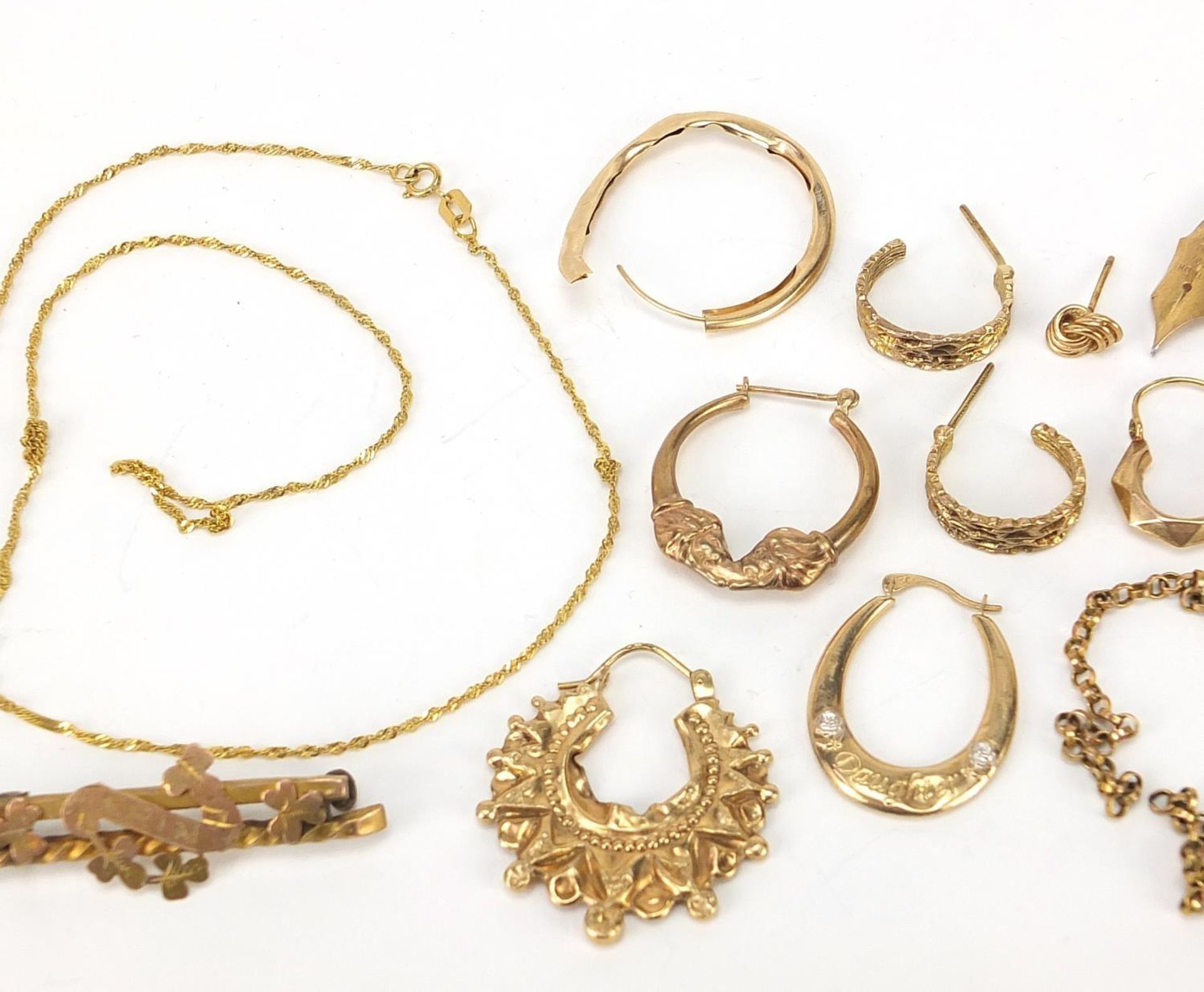 9ct gold jewellery including earrings, necklaces, Victorian bar brooch and 14ct gold fountain pen - Image 3 of 9