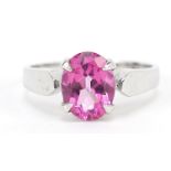 9ct white gold pink topaz ring, size K, 2.6g