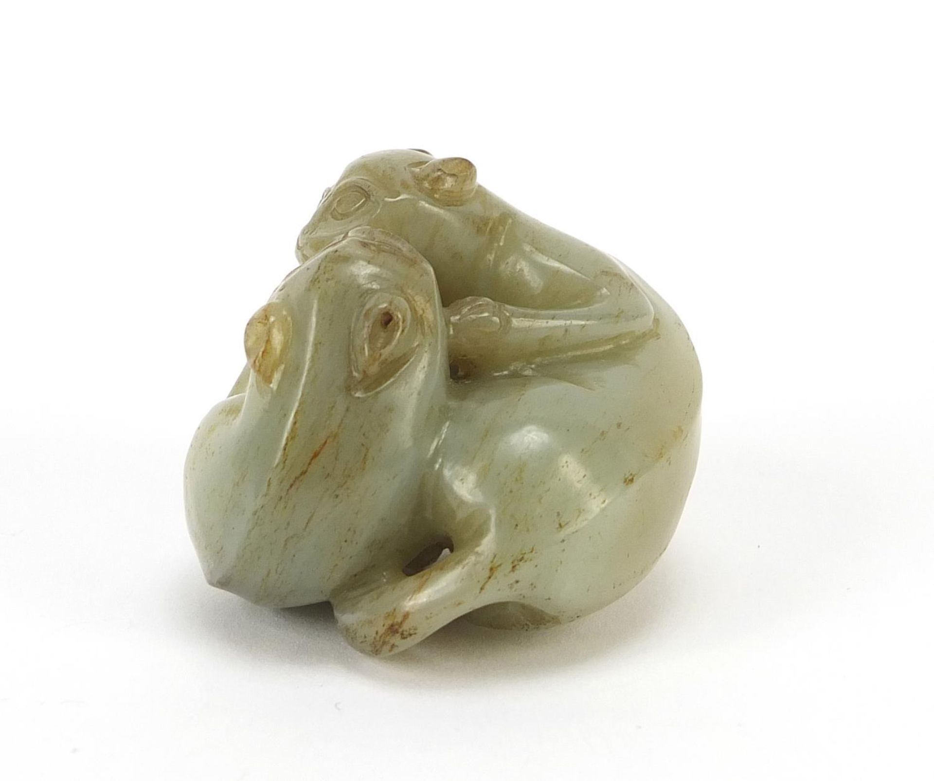 Good Chinese celadon and russet jade carving of two mythical animals, 4.5cm wide - Image 2 of 6