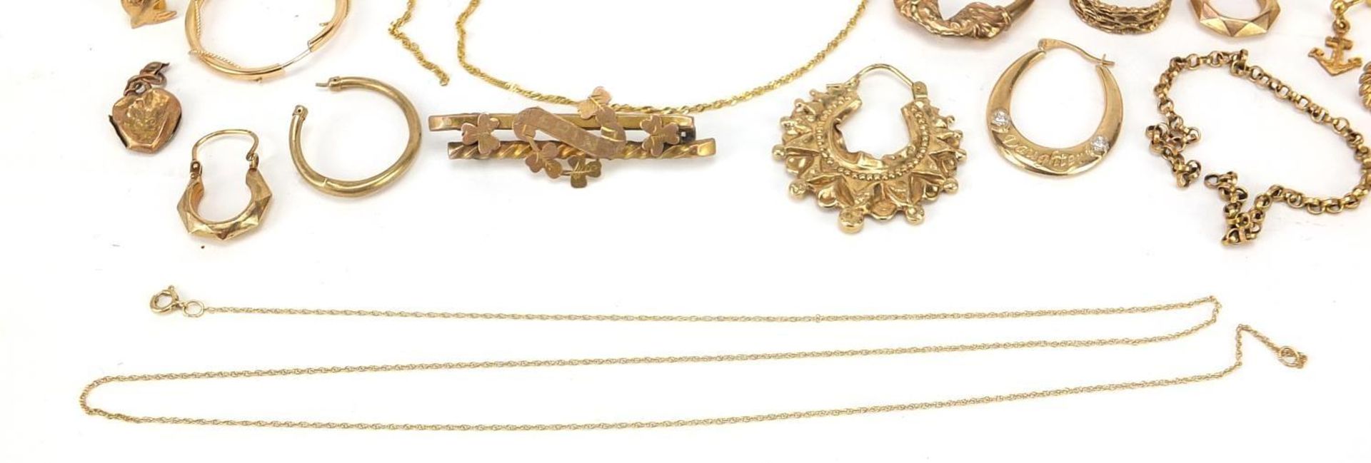 9ct gold jewellery including earrings, necklaces, Victorian bar brooch and 14ct gold fountain pen - Image 5 of 9