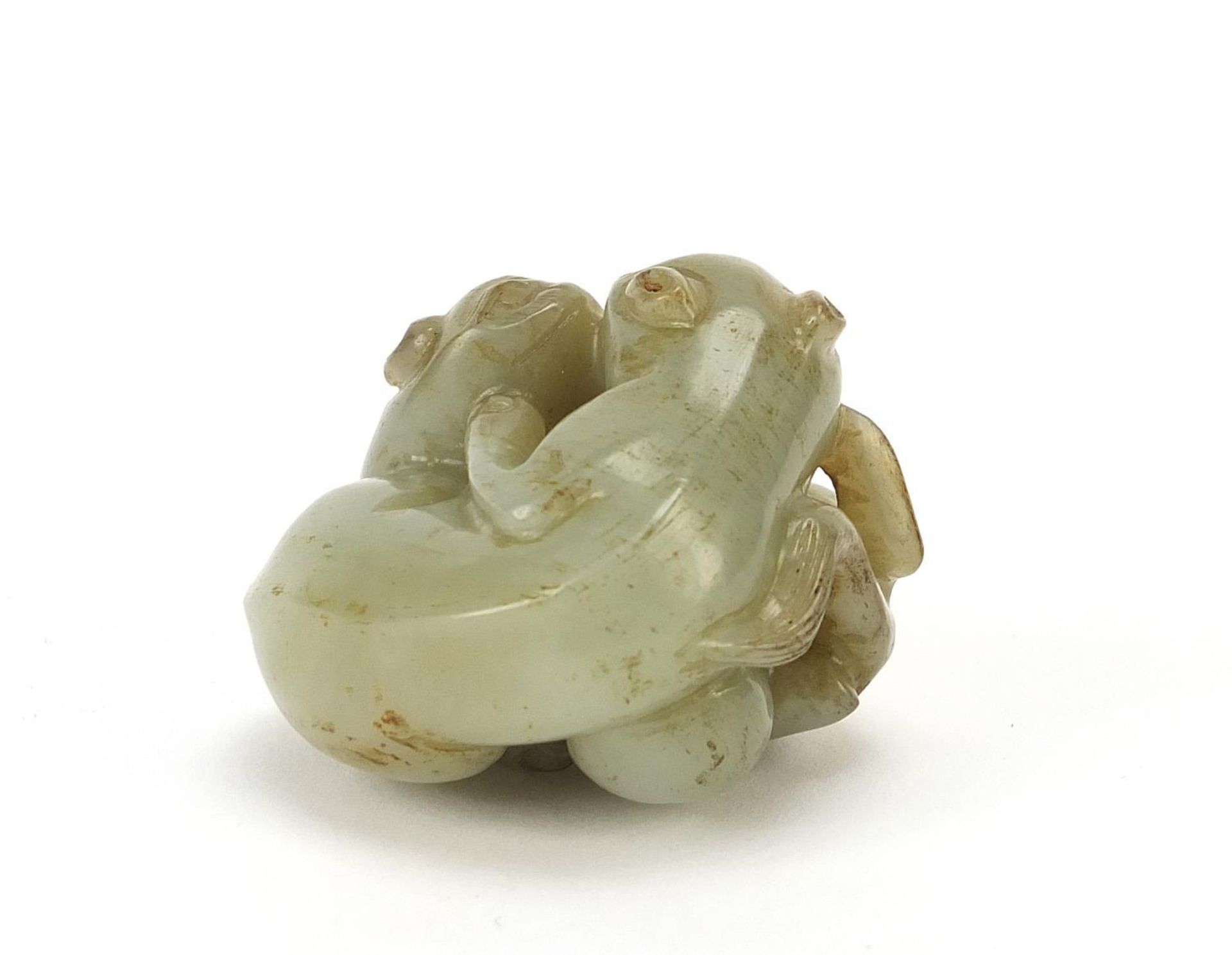 Good Chinese celadon and russet jade carving of two mythical animals, 4.5cm wide - Image 3 of 6