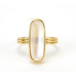 18ct gold cabochon moonstone ring, size O, 6.7g