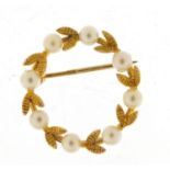 9ct gold and cultured pearl wreath brooch pendant, 2.6cm in diameter, 3.5g