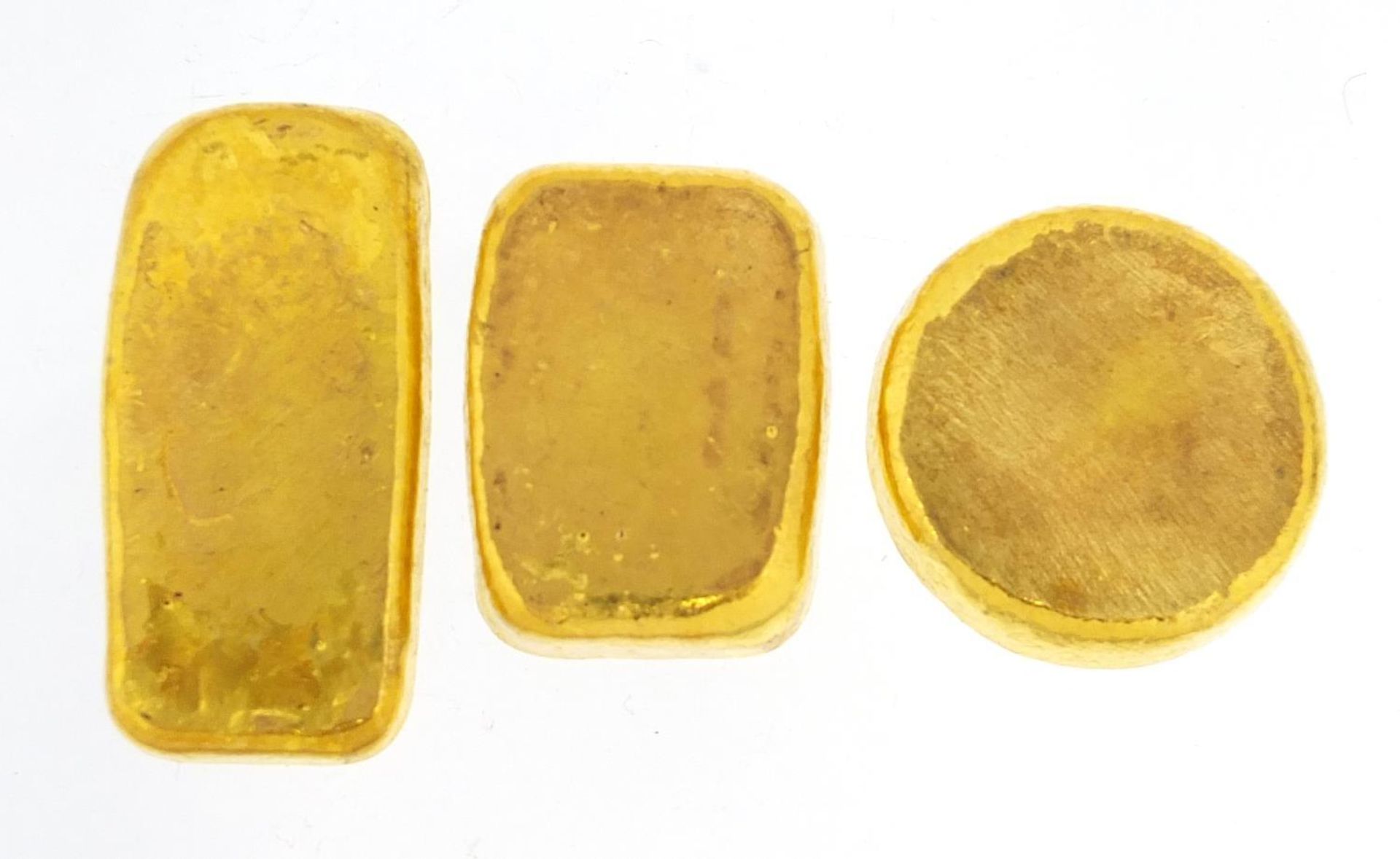 Three Chinese gold coloured metal ingots, the largest 4.5cm wide - Bild 2 aus 2
