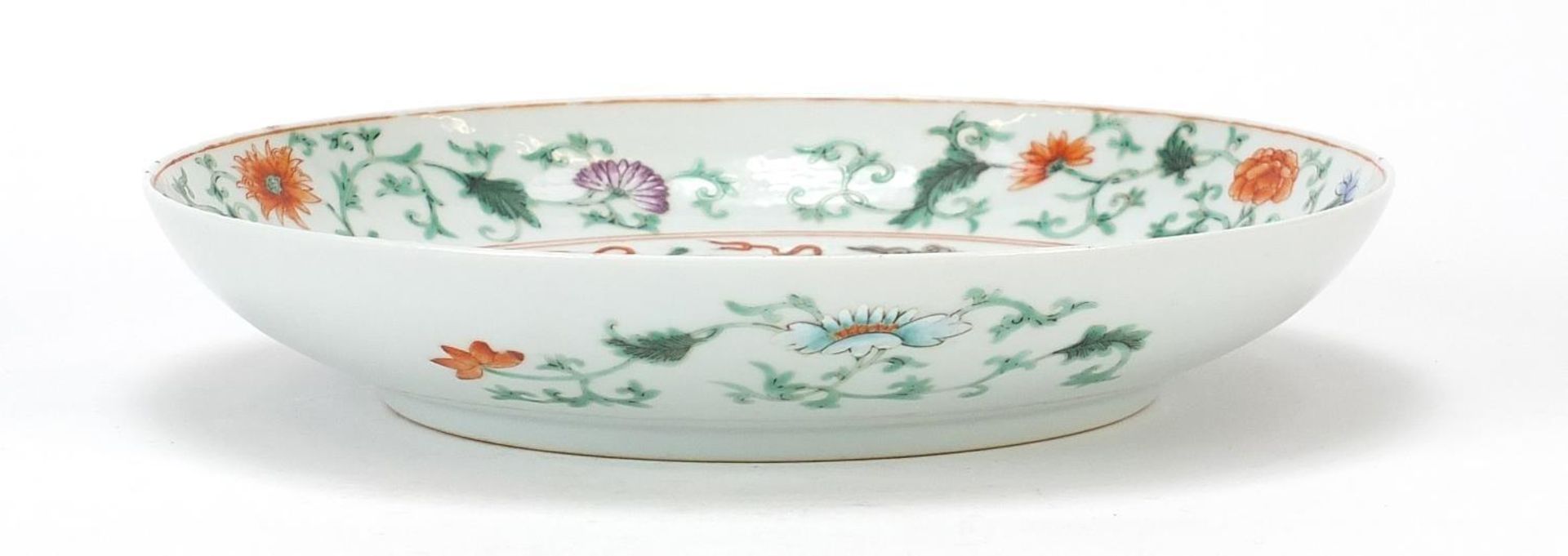 Chinese porcelain shallow dish finely hand painted in the famille verte palette with two dragons - Image 5 of 7