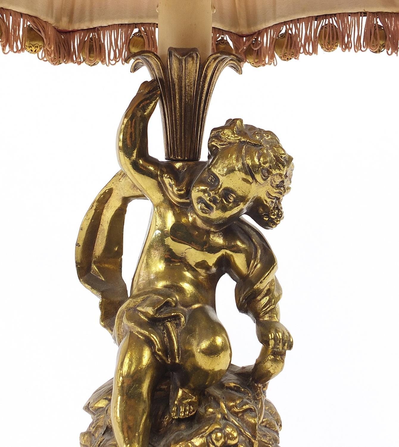 Ornate gilt metal Putti design table lamp with silk lined shade, 71cm high - Image 4 of 8