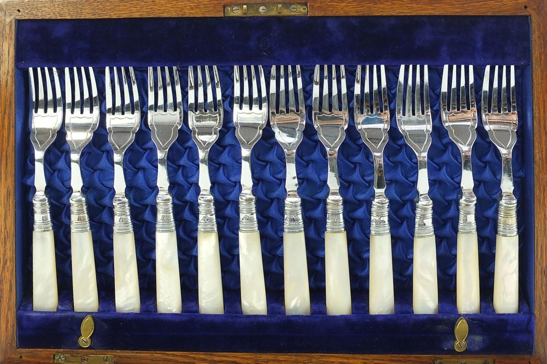 Oak twelve place canteen of silver plated fish knives and forks with mother of pearl handles, the - Image 2 of 6