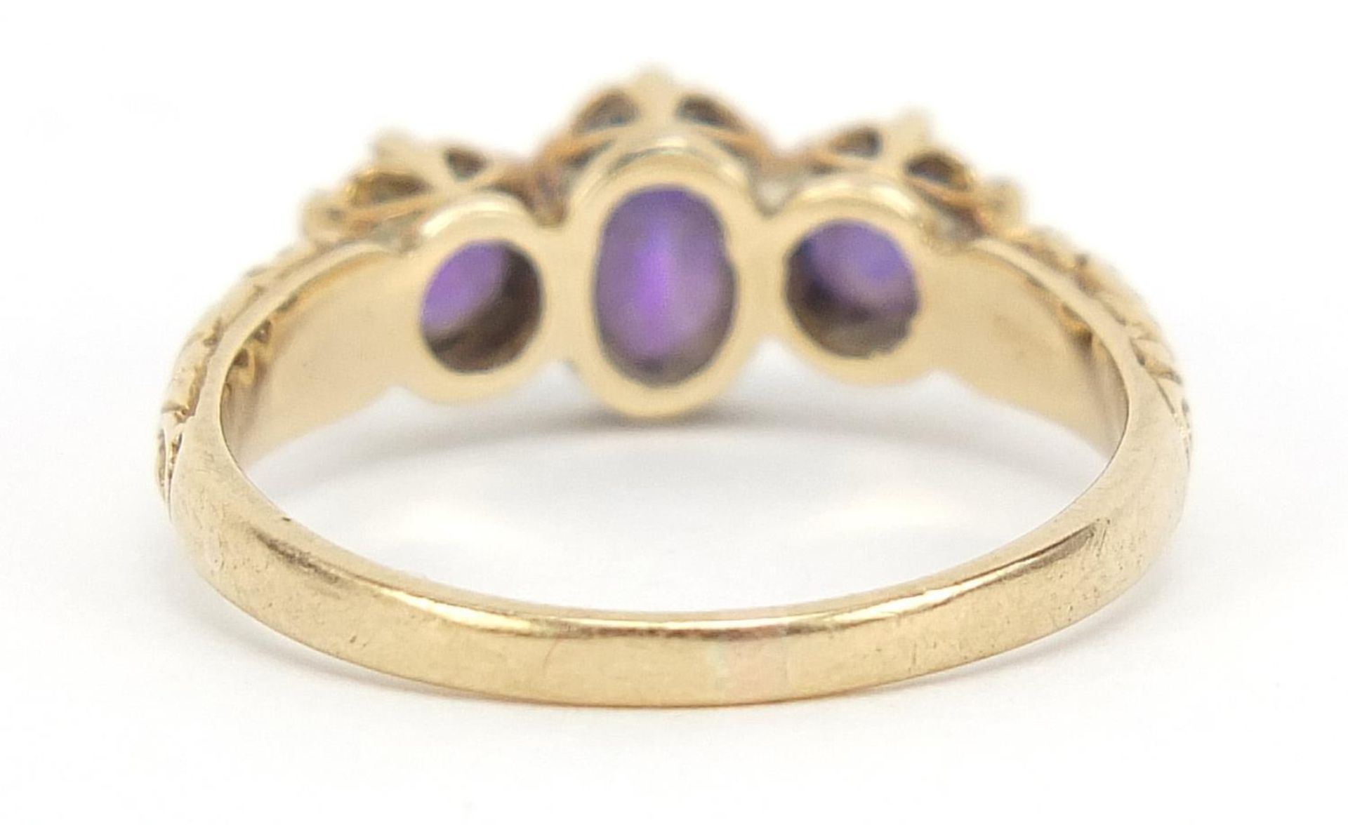 Antique design 9ct gold purple stone ring with ornate setting, size M, 2.3g : - Image 3 of 4