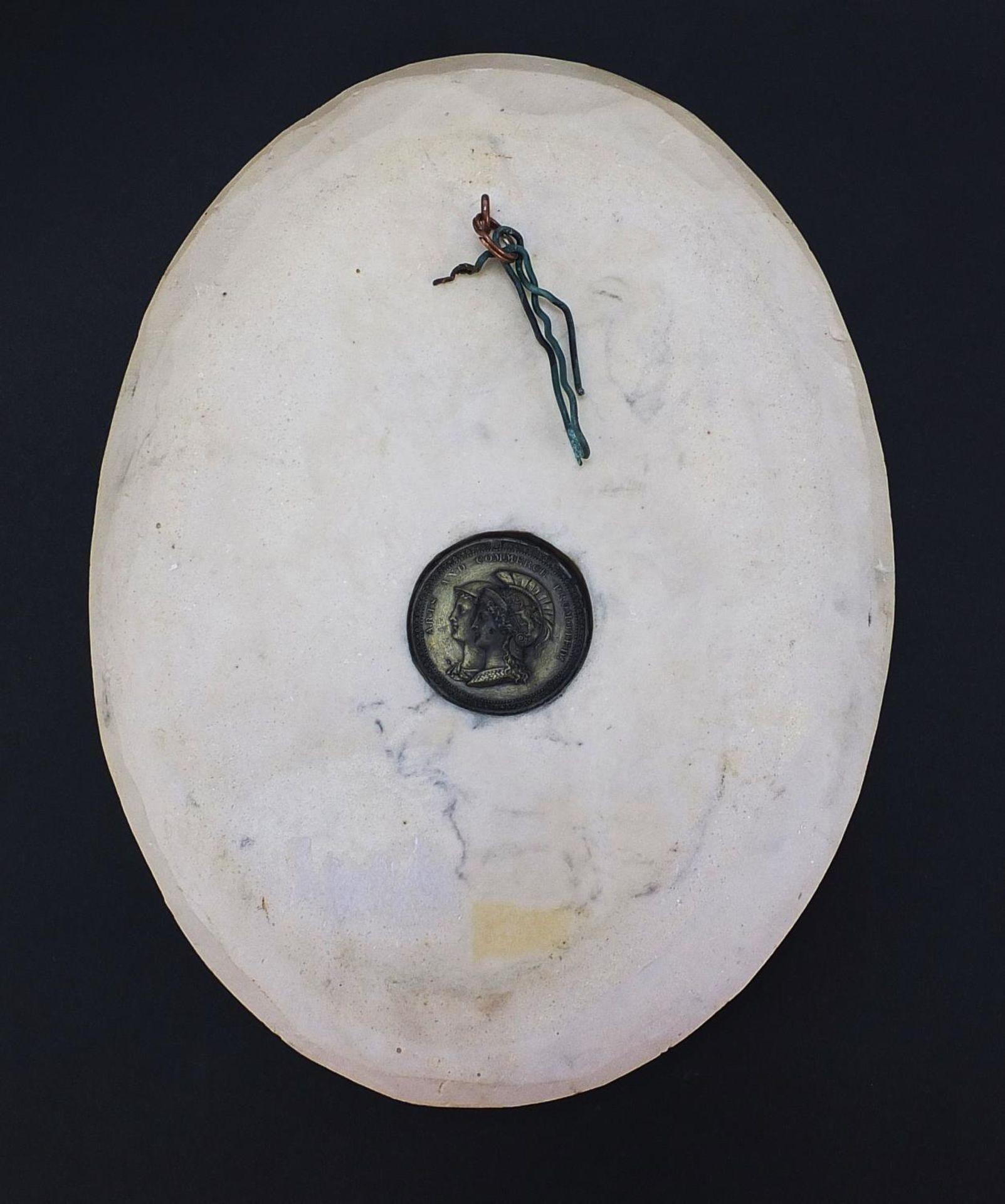White marble style oval plaque decorated in relief with Christ falling from the cross, inset - Bild 3 aus 4