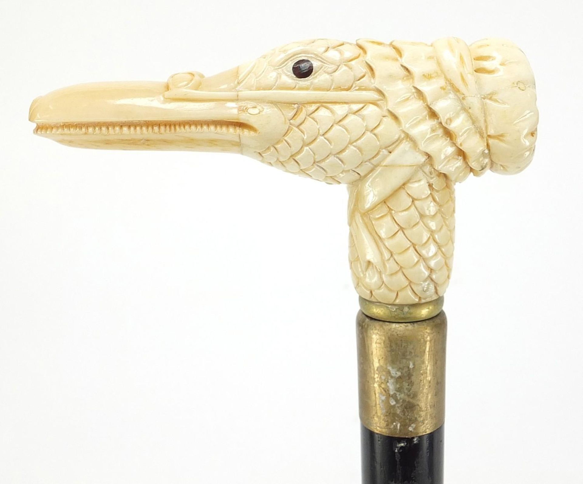 Hardwood walking stick with carved bone duck design handle, 91.5cm in length : - Image 4 of 6