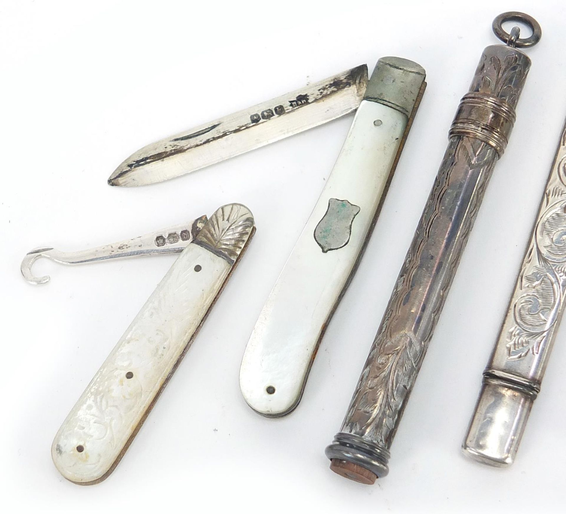 Antique and later silver objects comprising two propelling pencils, a pencil case, mother of pearl - Bild 2 aus 6