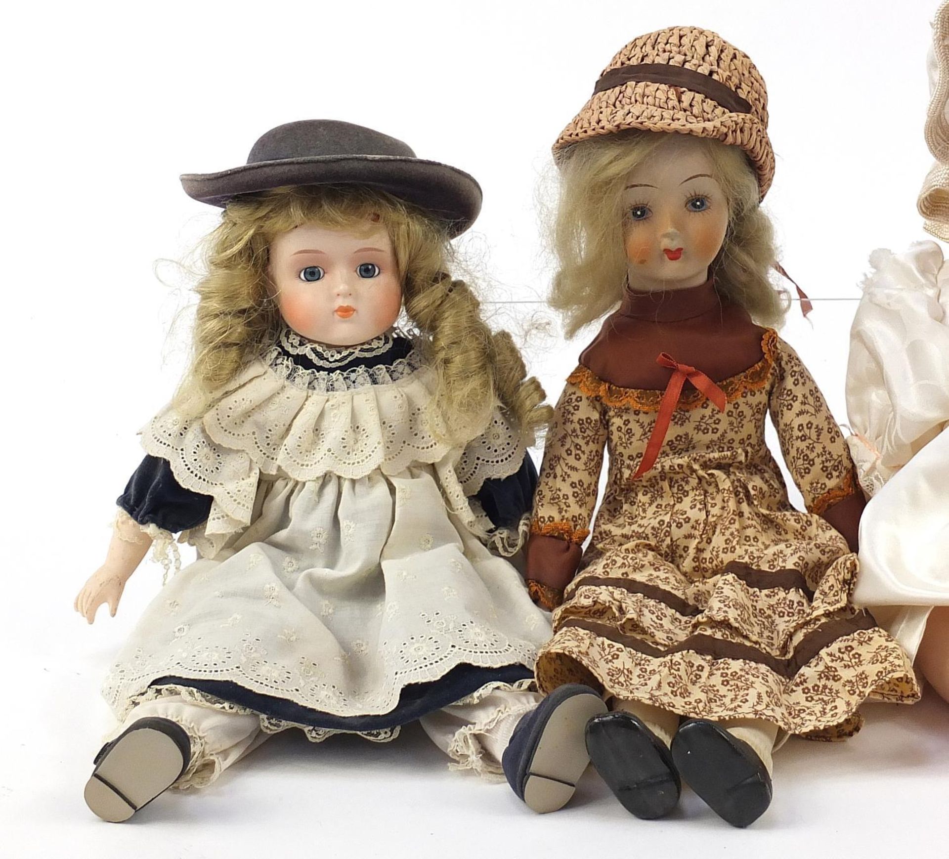 Four vintage and later dolls including three with porcelain heads : - Bild 2 aus 6