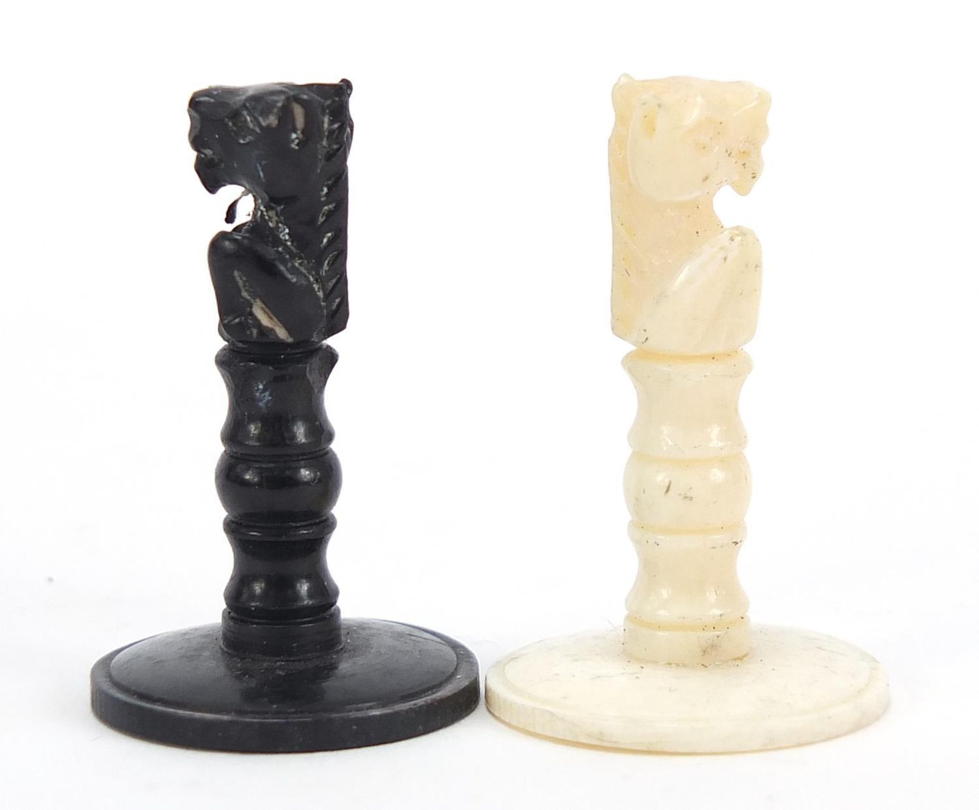 Carved bone half stained chess set, the largest pieces each 5.5cm high : - Bild 5 aus 6