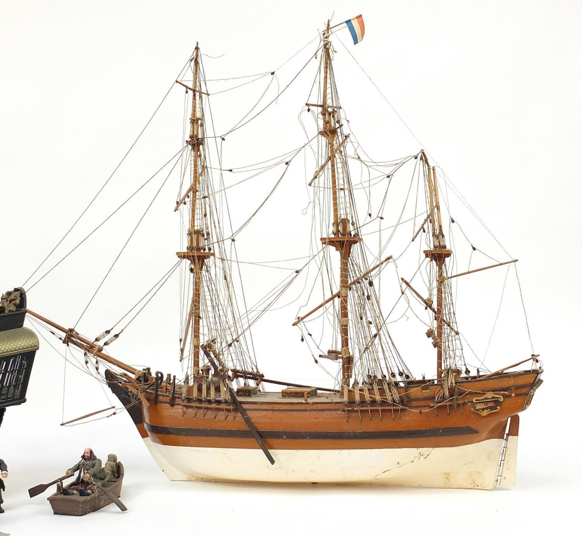 Wooden model boat and a Pirates of the Caribbean boat with action figures, the largest 88cm in - Bild 4 aus 6