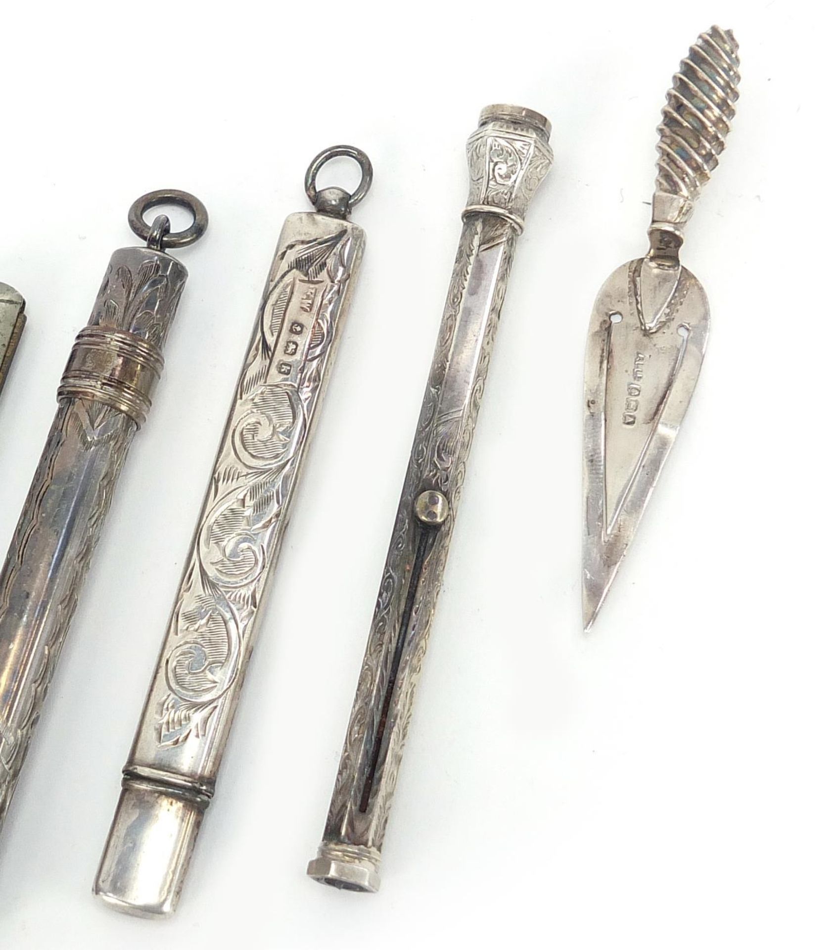 Antique and later silver objects comprising two propelling pencils, a pencil case, mother of pearl - Bild 3 aus 6