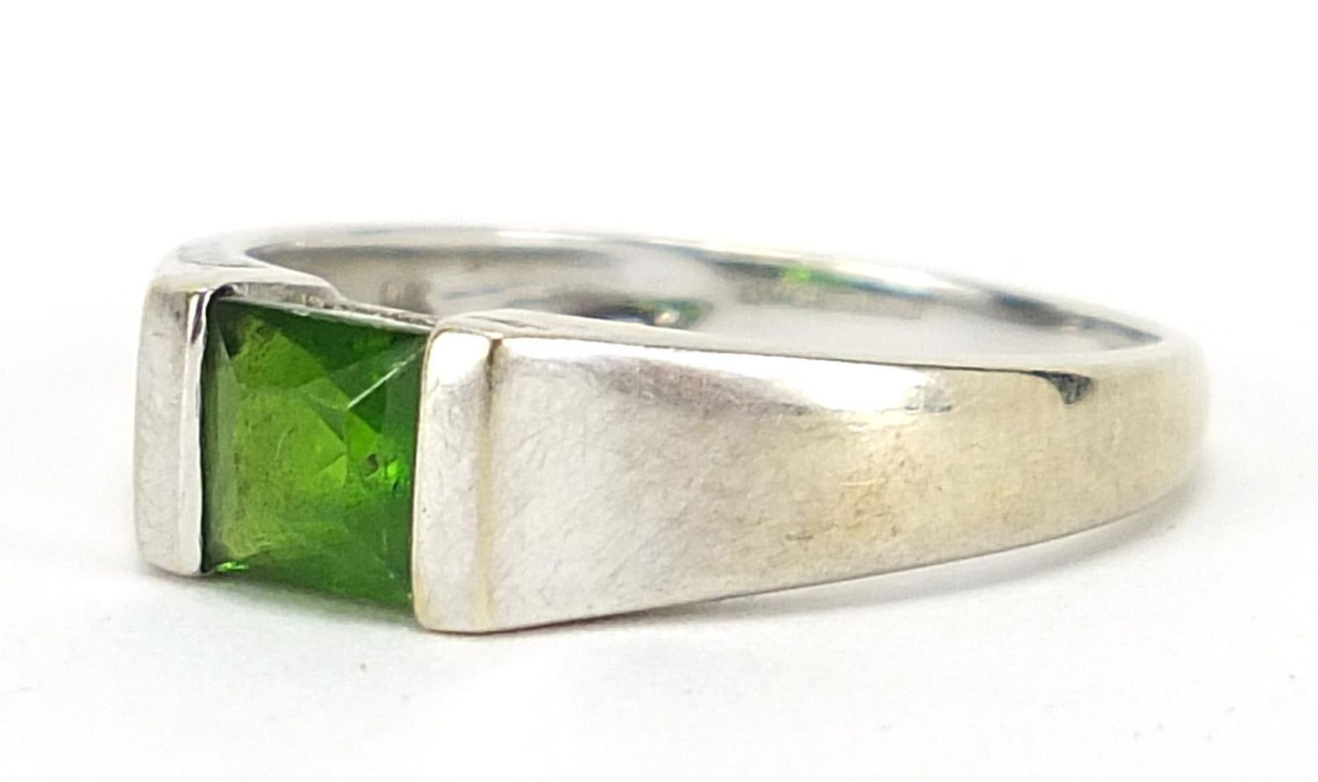 9ct white gold peridot ring, size M, 2.0g : - Image 2 of 5