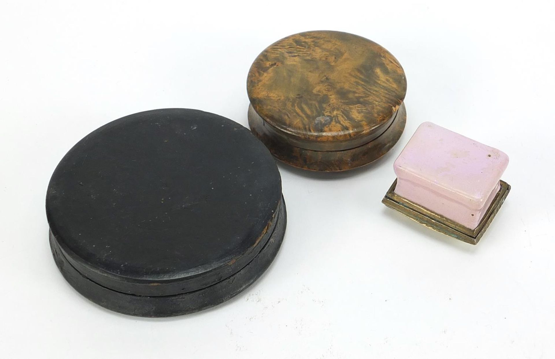 18th century Bilston enamel patch box inscribed with 'gift of a friend' and two 19th century snuff - Image 5 of 5
