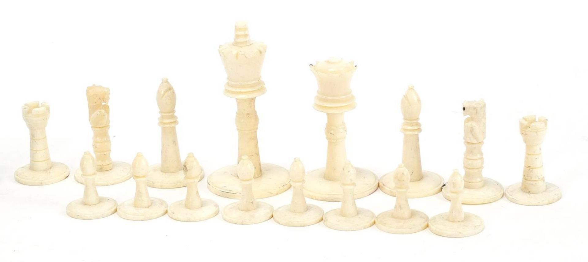 Carved bone half stained chess set, the largest pieces each 5.5cm high : - Bild 3 aus 6