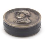 Military interest snuff box with bust of Benito Mussolini, 7.5cm in diameter :