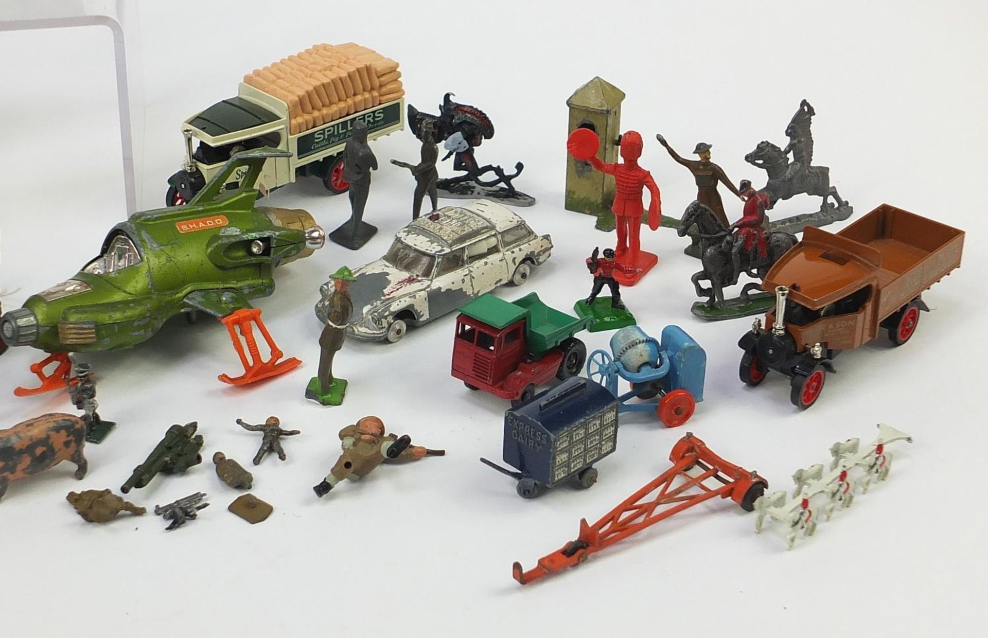 Vintage and later die cast and lead vehicles and animals including Dinky and Corgi : - Bild 4 aus 6