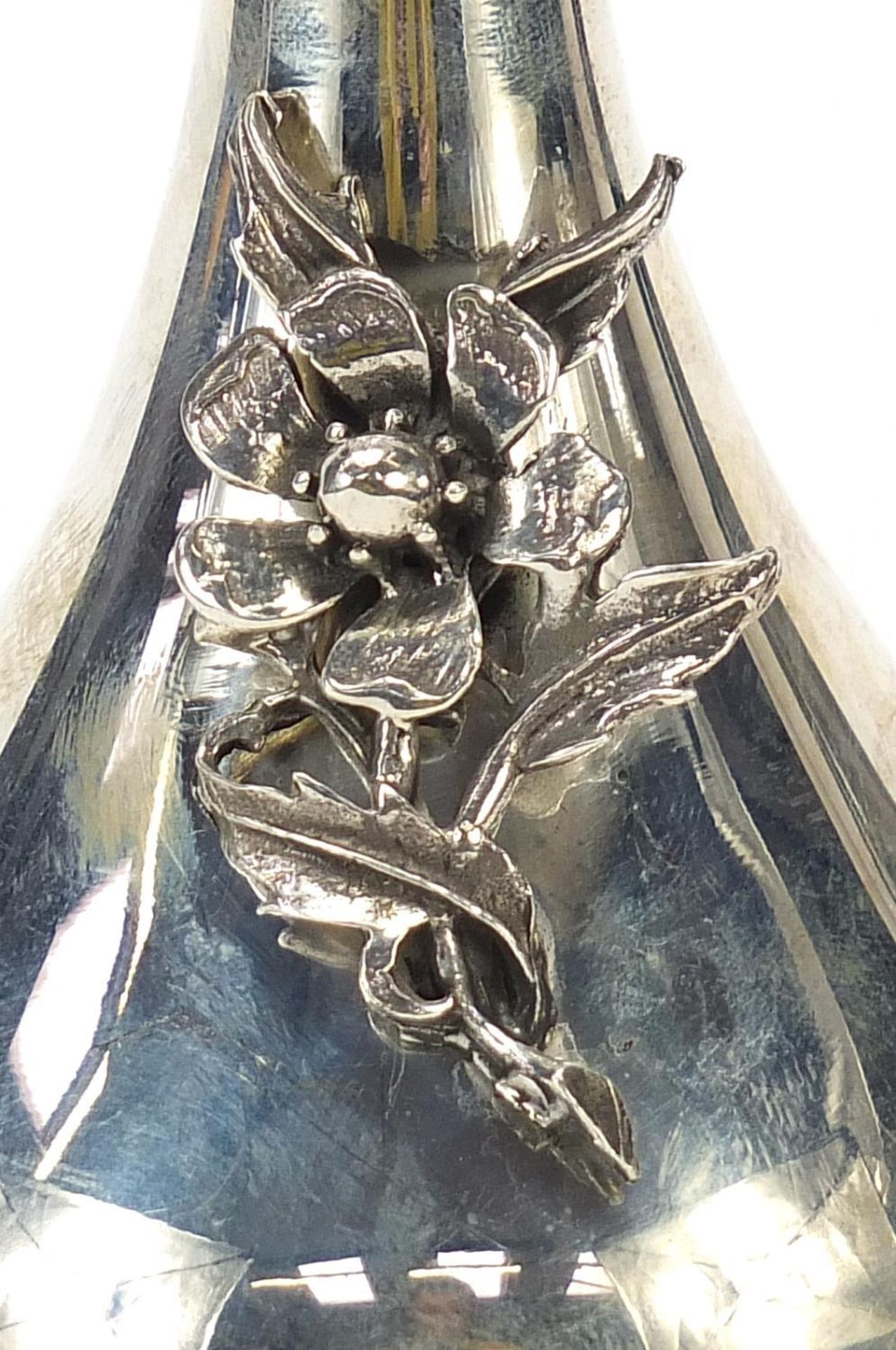 Modernist silver coloured metal vase impressed 925 to the base, 14cm high, 120.5g : - Image 2 of 5